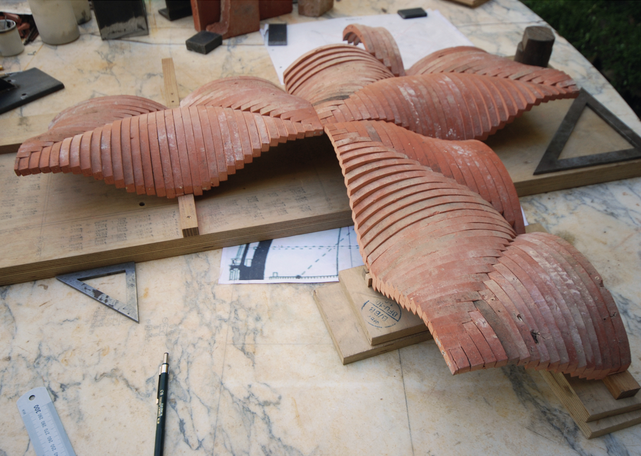 Guastavino II | Tejas árabes artesanales | 77 x 77 x 20 cm