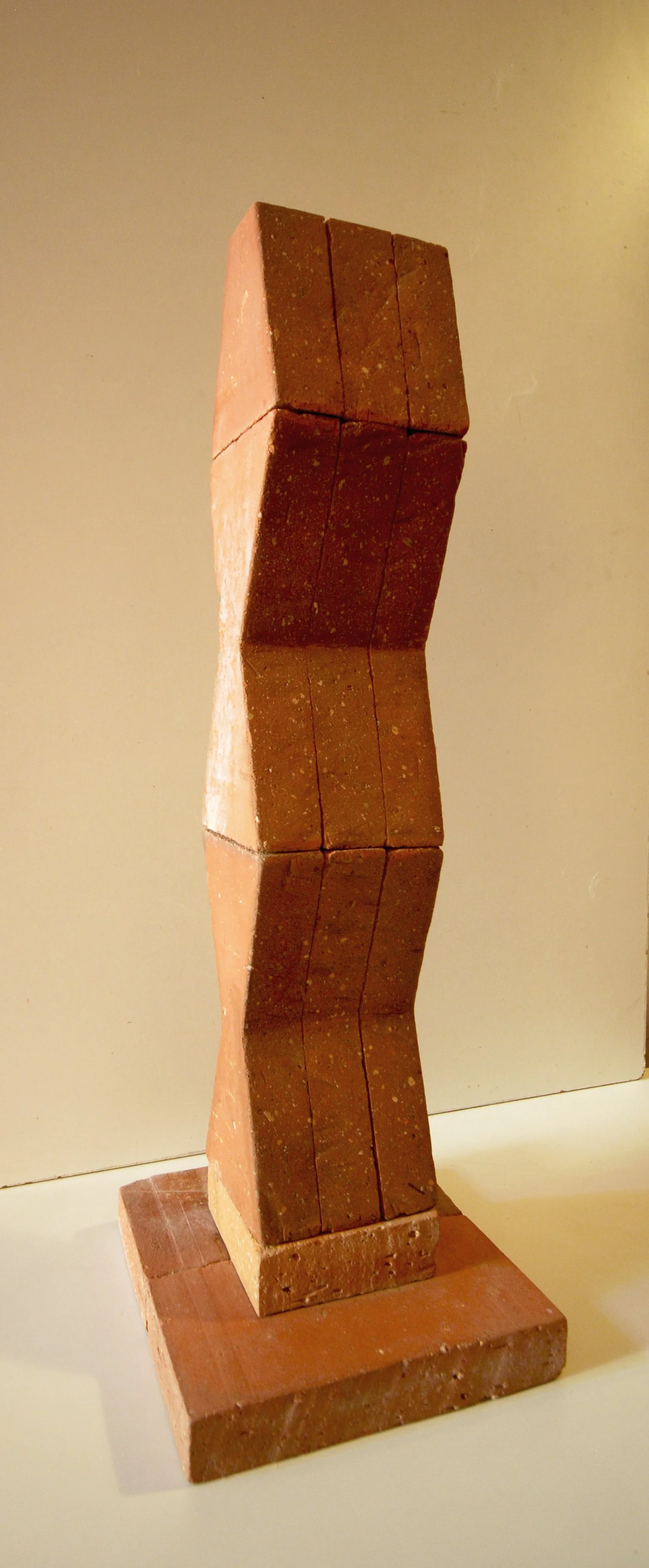 Columna II (2015) | Skeps, ladrillo y piedra | 65 x 32 x 32 cm 