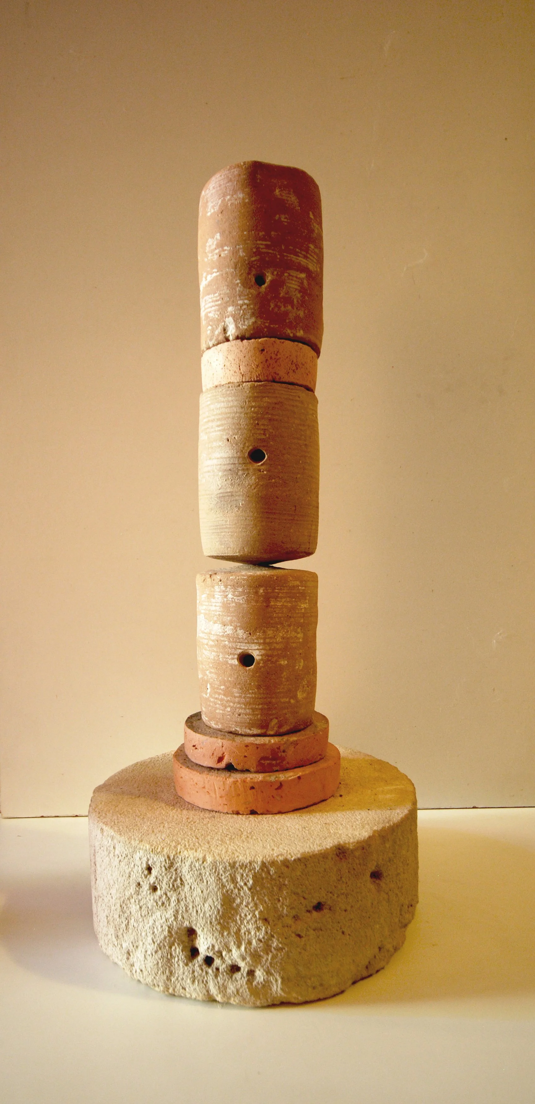 Columna I (2015) | Skeps, ladrillo y piedra | 102 x 32 x 32 cm