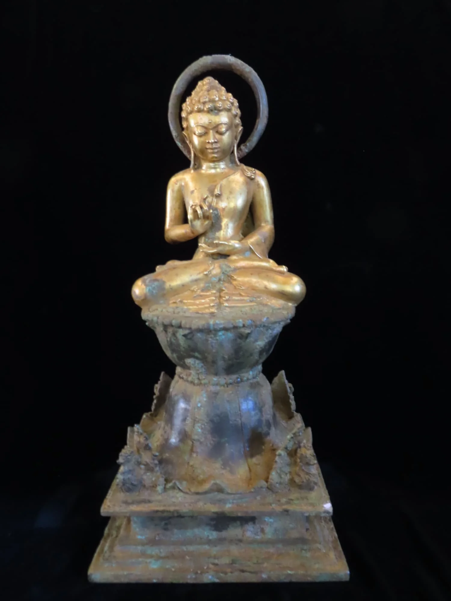 Large gold gilded Buddha #102