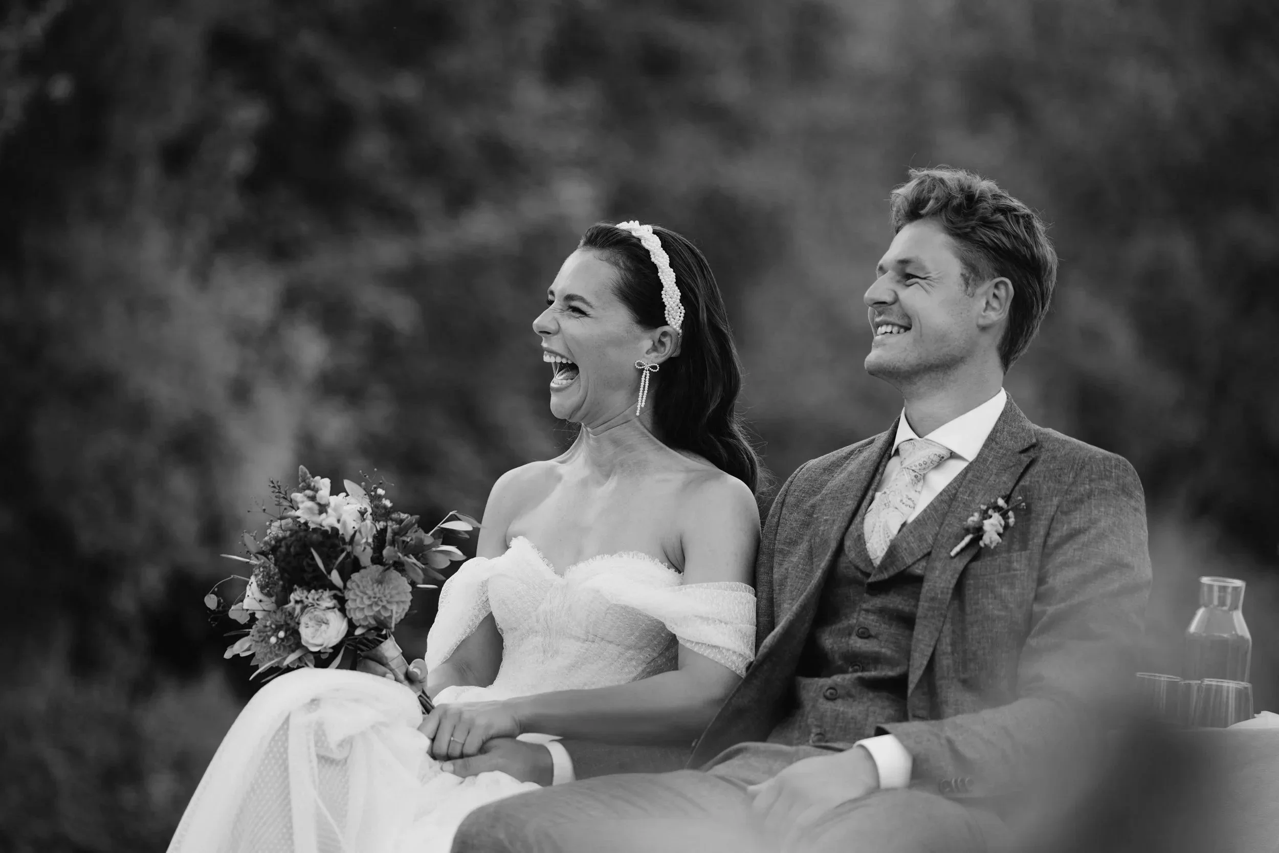 Lachendes Brautpaar während der Zeremonie mit freier Rednerin Ulrike Adler-Wiegele