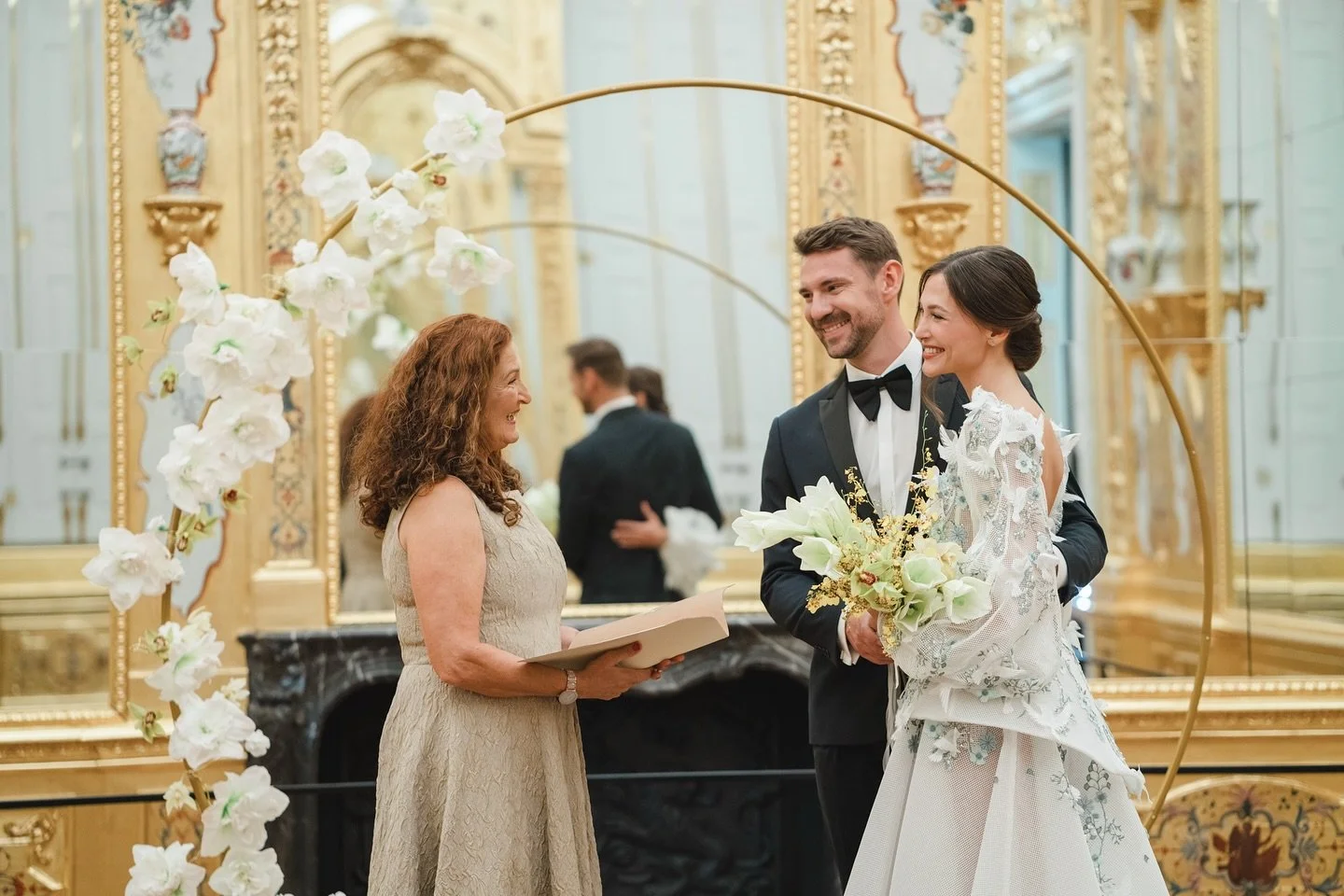 Manchmal gibt es diese Orte, an denen die Atmosph&auml;re sofort etwas Besonderes hat. 
Und dann stehen dort zwei Menschen, die dieses Besondere mit jedem Blick noch verst&auml;rken. 

Im Schloss Belvedere durfte ich eine Trauung begleiten, die so wa