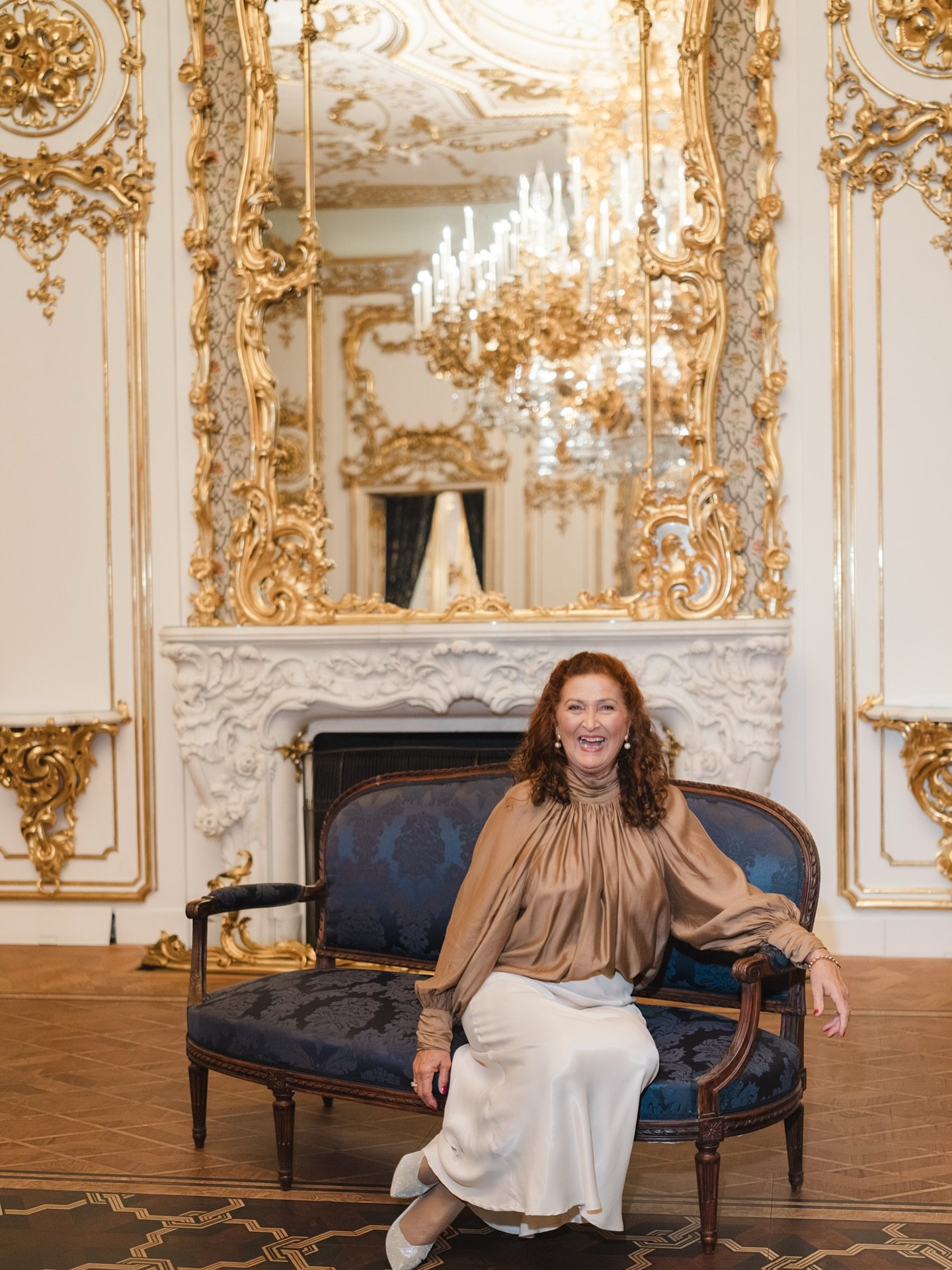 Da sitze ich also, mitten im Stadtpalais Liechtenstein. Dieses Geb&auml;ude ist pure Eleganz: Gold, Glanz, Geschichte und doch sp&uuml;rt man hier etwas viel Gr&ouml;&szlig;eres als Prunk.

Bald wird in diesen R&auml;umen gelacht, vielleicht ein paar