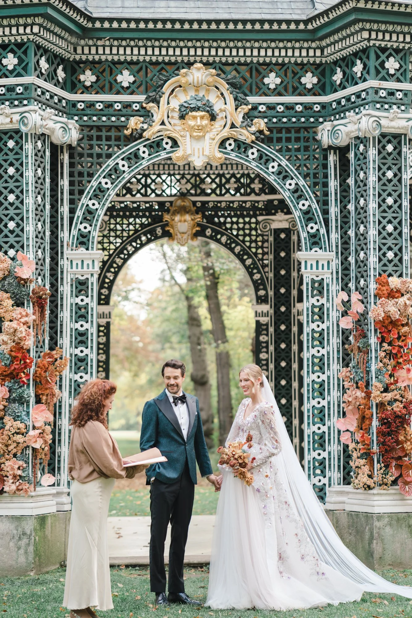 Brautpaar mit freier Rednerin Ulrike Adler-Wiegele im Pavillon Schloss Laxenburg Wien