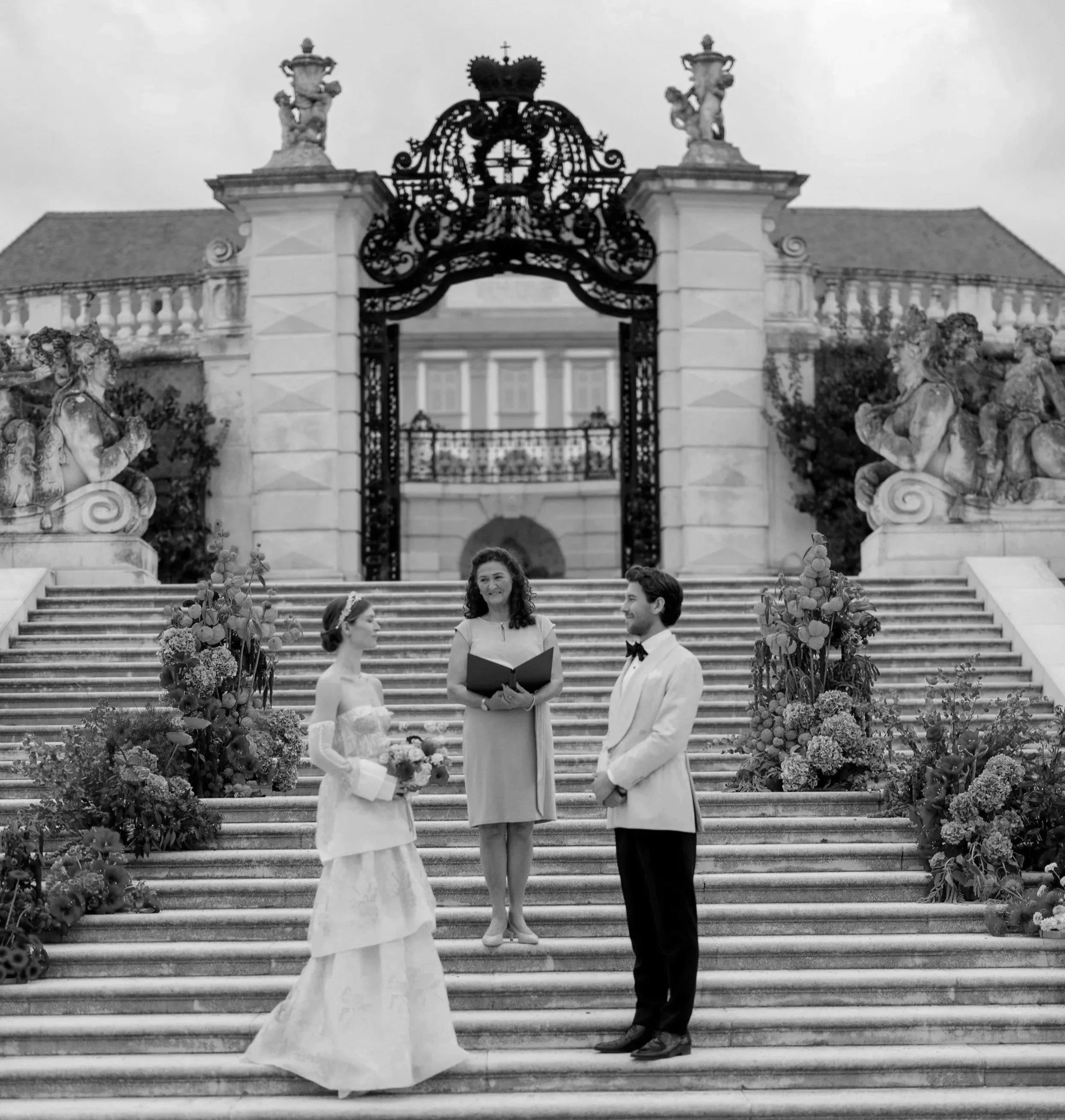 elegante freie Trauung mit freie Rednerin Ulrike Adler-Wiegele im schlosshof wien