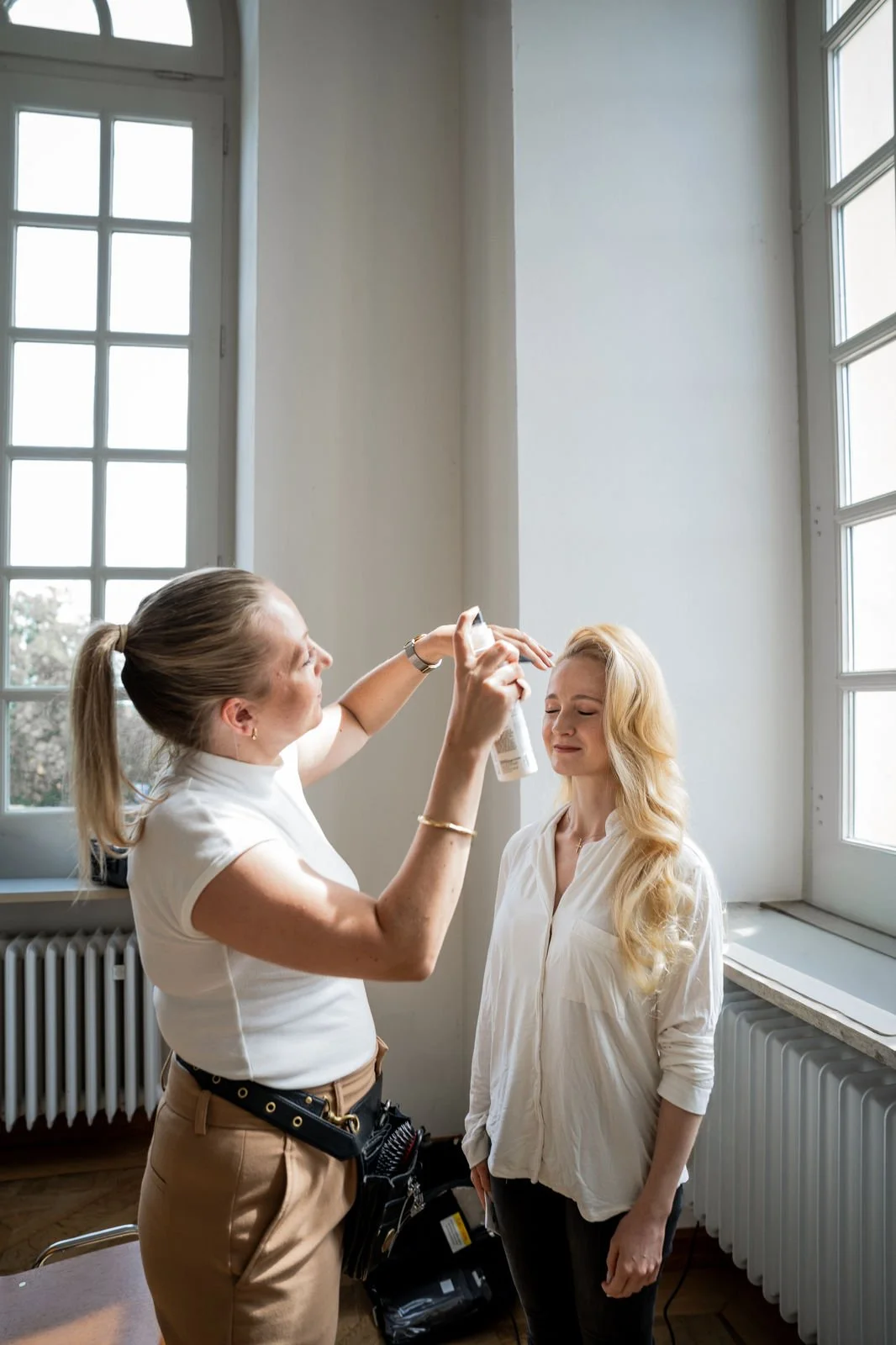 Brautstylistin Tanja Naumann umarmt eine Braut während ihres Getting Readys