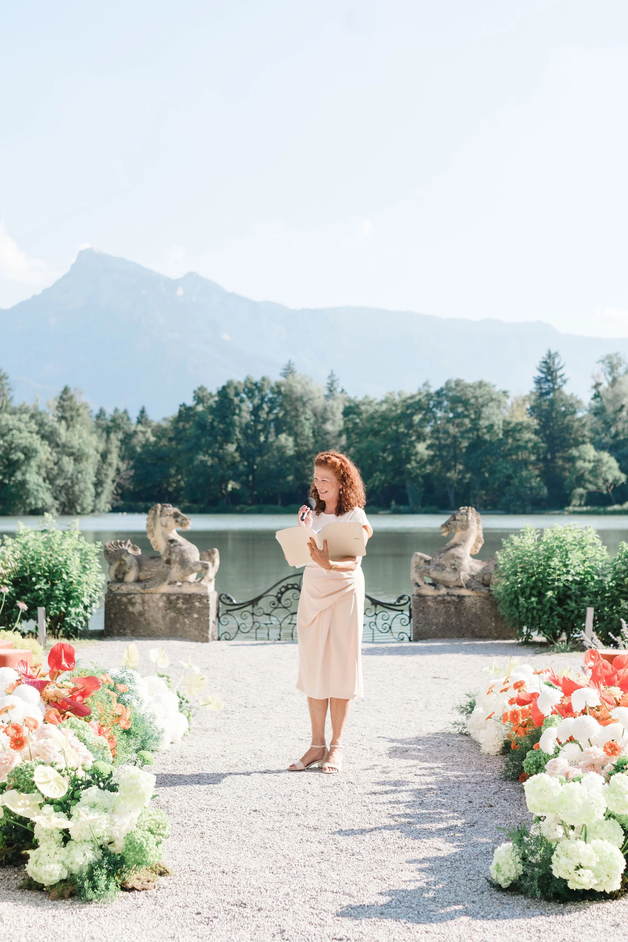 Traurednerin Ulrike Adler-Wiegele bei einer freien Trauung am Schloss Leopoldskron in Salzburg.