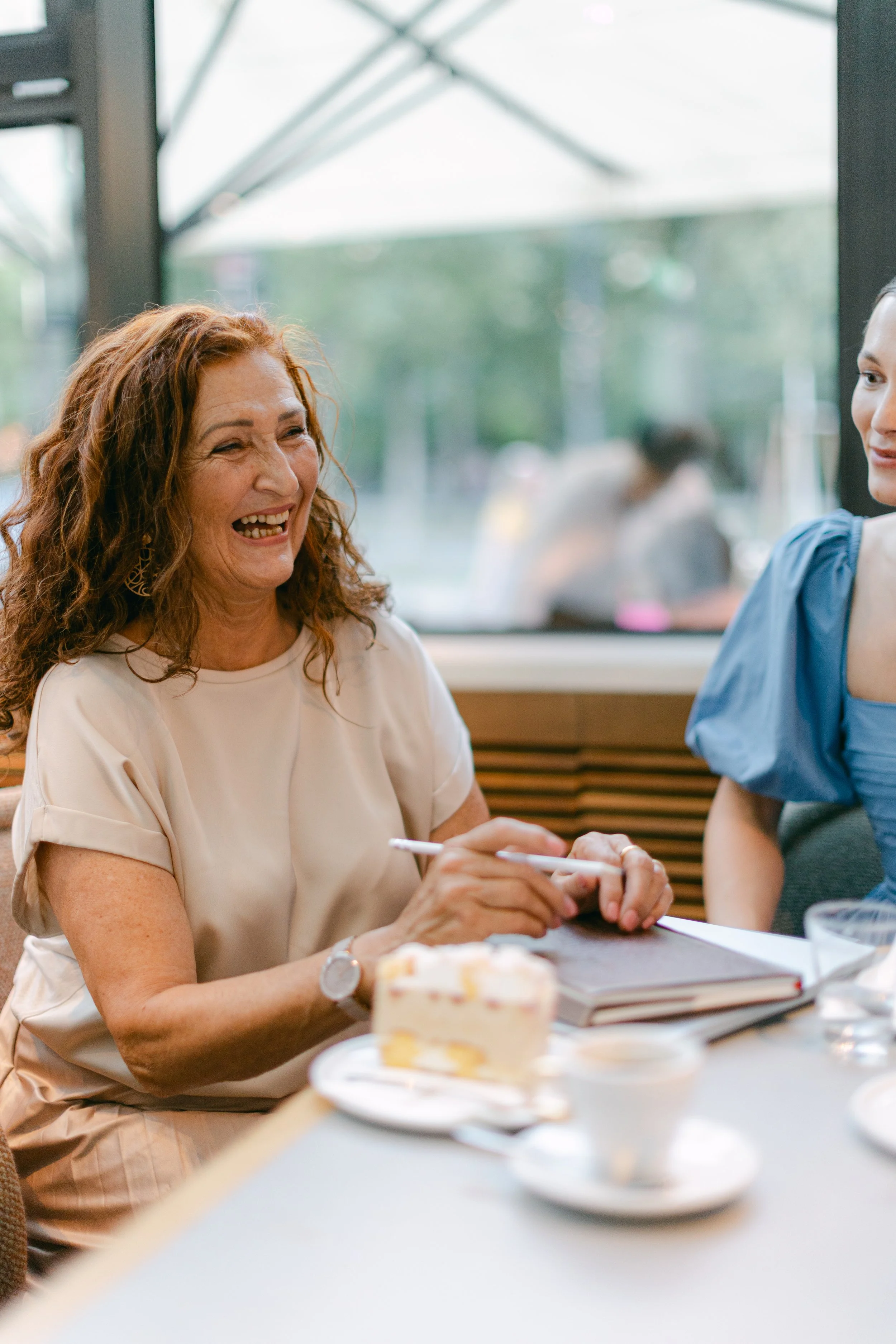 freie Rednerin Ulrike Adler-Wiegele im Gespräch mit Brautpaar