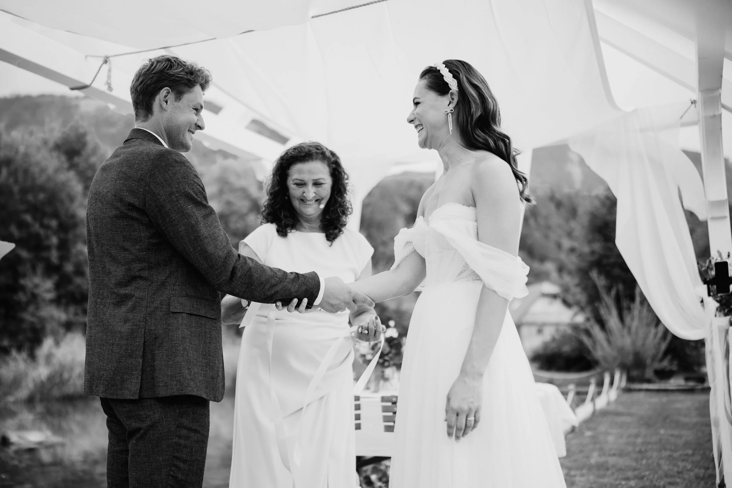 Brautpaar während einem Ritual mit freier Rednerin Ulrike Adler-WiegeleZweisprachige -Hochzeitszeremonie Destination Wedding