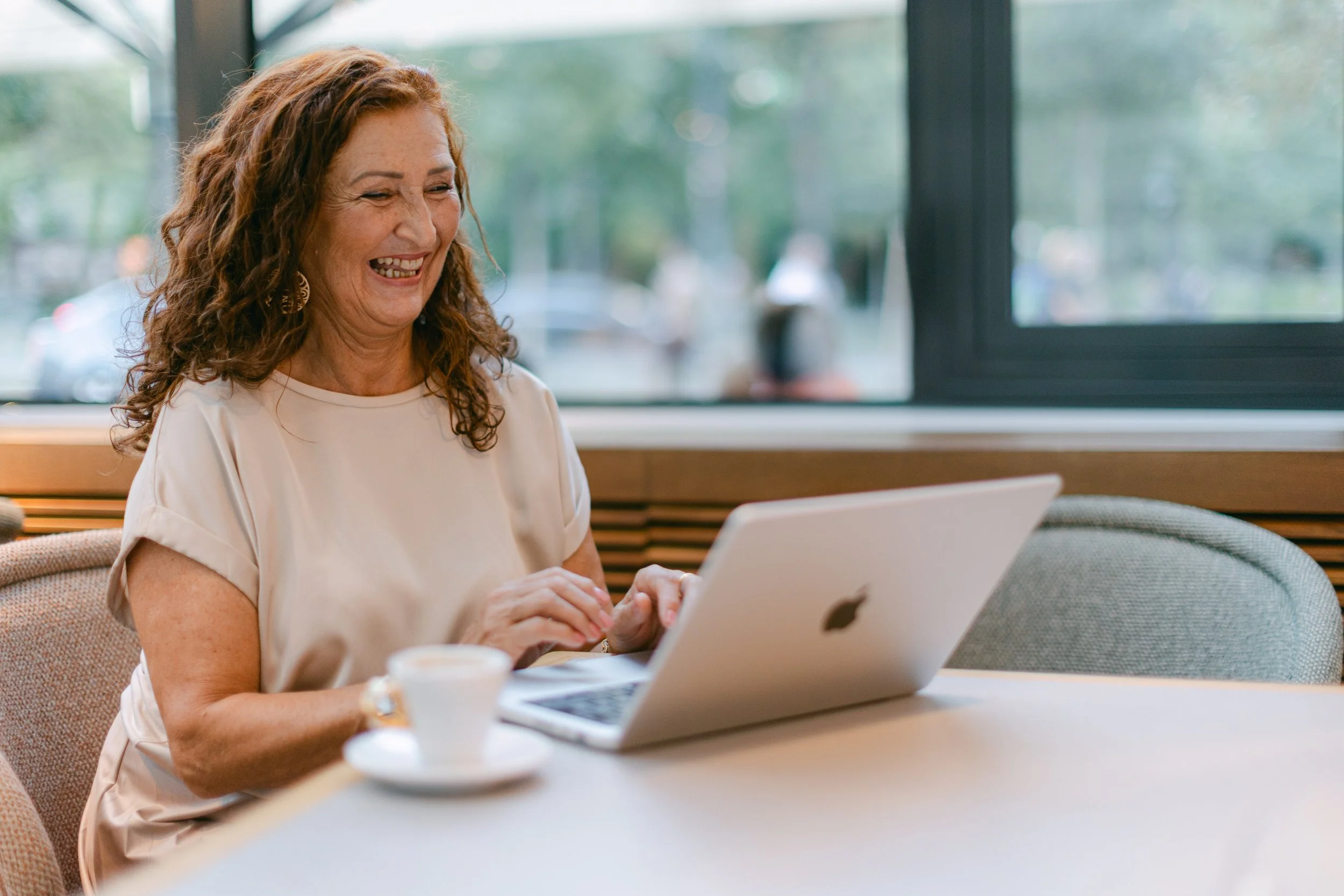 freie Rednerin Ulrike Adler-Wiegele beim Schreiben der Zeremonie