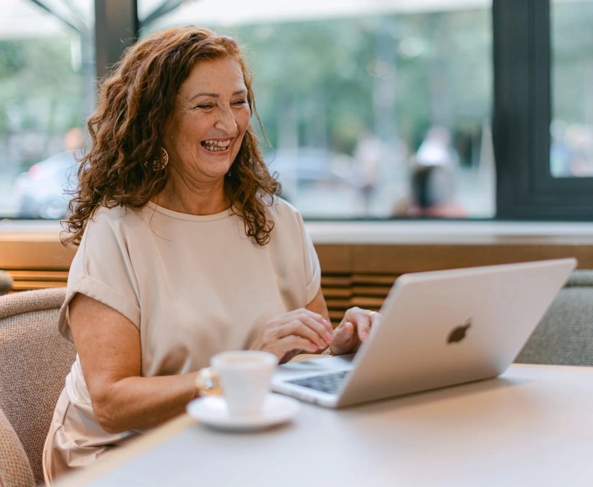 freie Rednerin Ulrike Adler-Wiegele schreibt am PC eine Rede