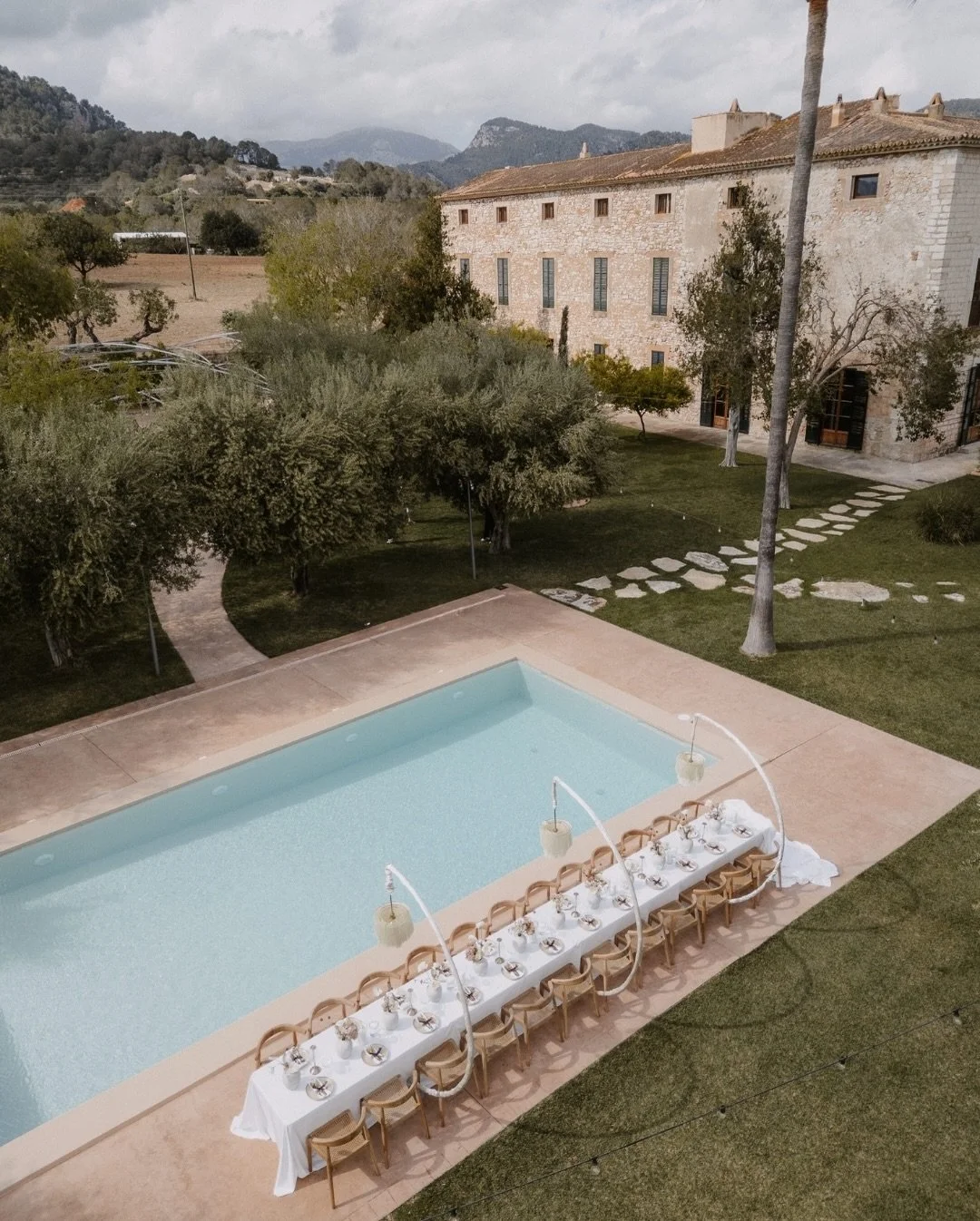 Looking back to this wonderful day! 🫶🏼

Concept: @hochzeitsfein_weddingplanner
Photo: @cathy.kohlenberg 
Venue: @finca_morneta
Rentals: @totapunteventscatering
Florist &amp; Decoration: @palma_eventos
Dress: @linriehlhochzeitshaus
Cake: @missfleurp