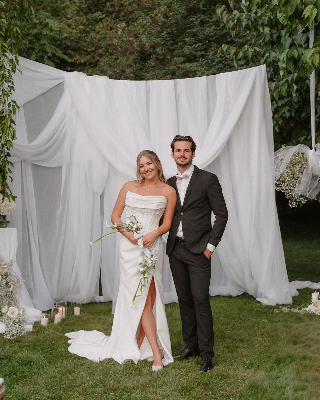 Die @burgheppingen hier im Ahrtal geh&ouml;rt definitiv mit zu den sch&ouml;nsten Hochzeitslocations hier im Umkreis. 
Ich bin unheimlich gerne dort, weil ich mich super auskenne, es tolle Fotospots gibt und die Besitzer einfach so herzlich sind. ✨🫶