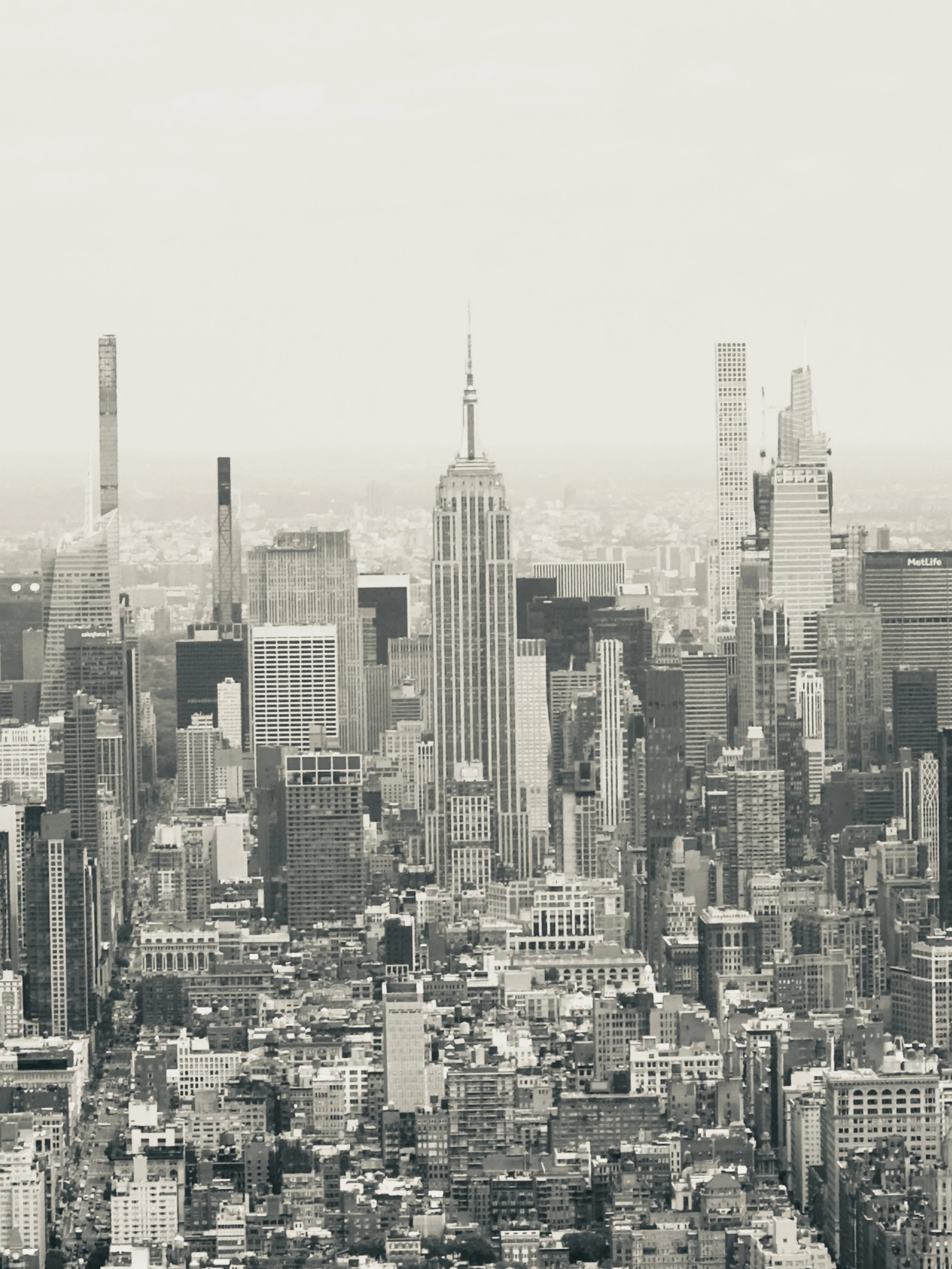 Panorama von New York City mit dem Empire State Building im Zentrum.