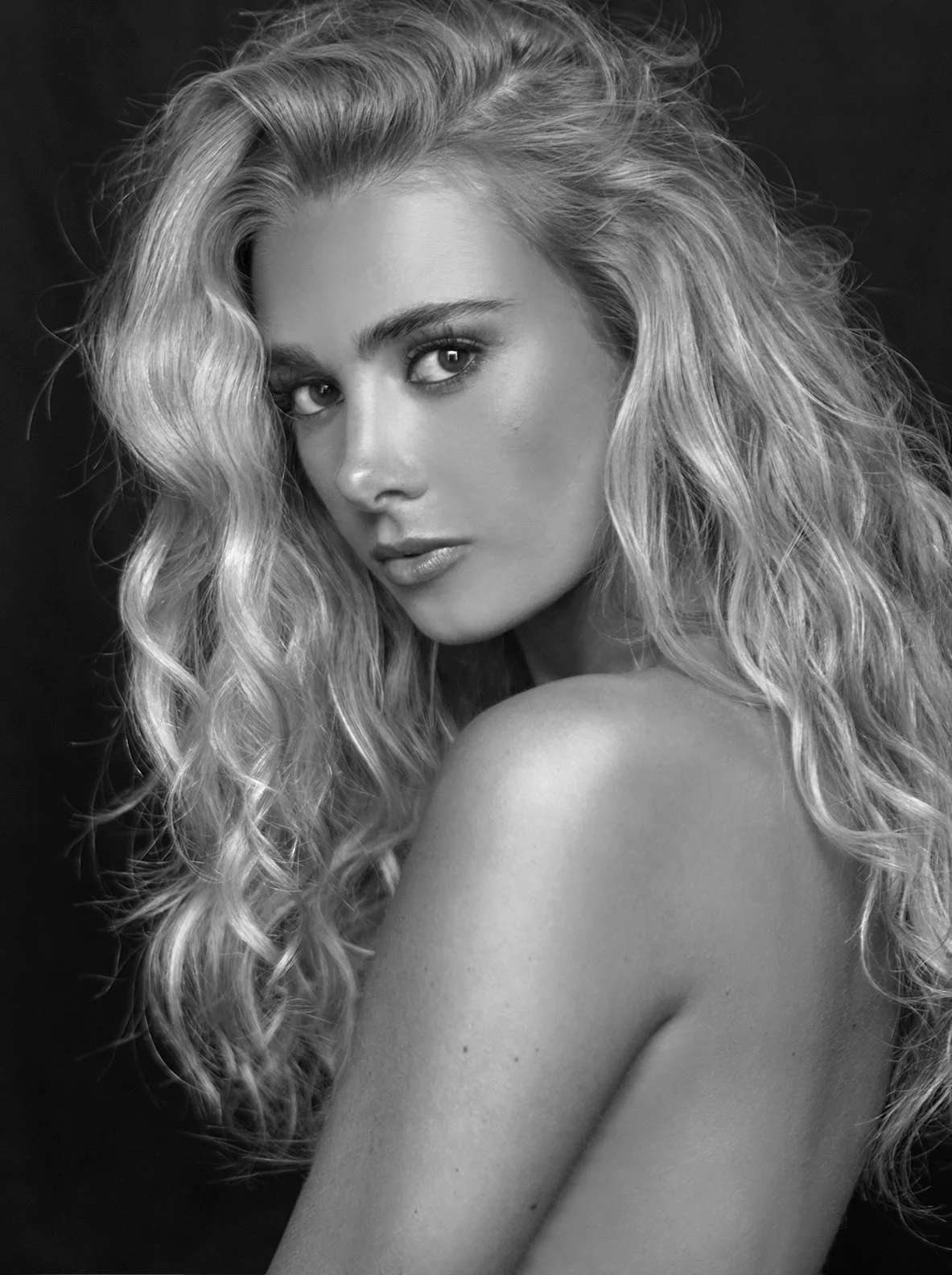 091124_hallie_h_shot_04_622A_bw_06.jpeg