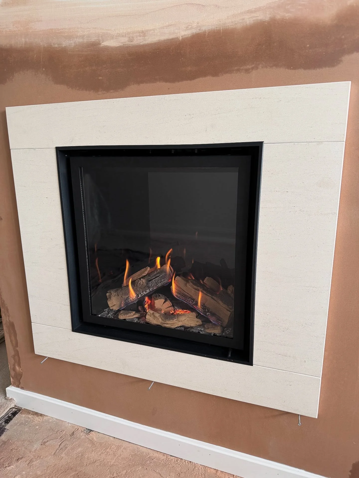🔥 Sleek. Efficient. Mesmerising. 🔥
The Ravel 600, beautifully framed with limestone slips, delivers both style and substance. This hole-in-the-wall gas fire transforms any space into a warm, elegant retreat.
Just look at those flames&mdash;clean, p