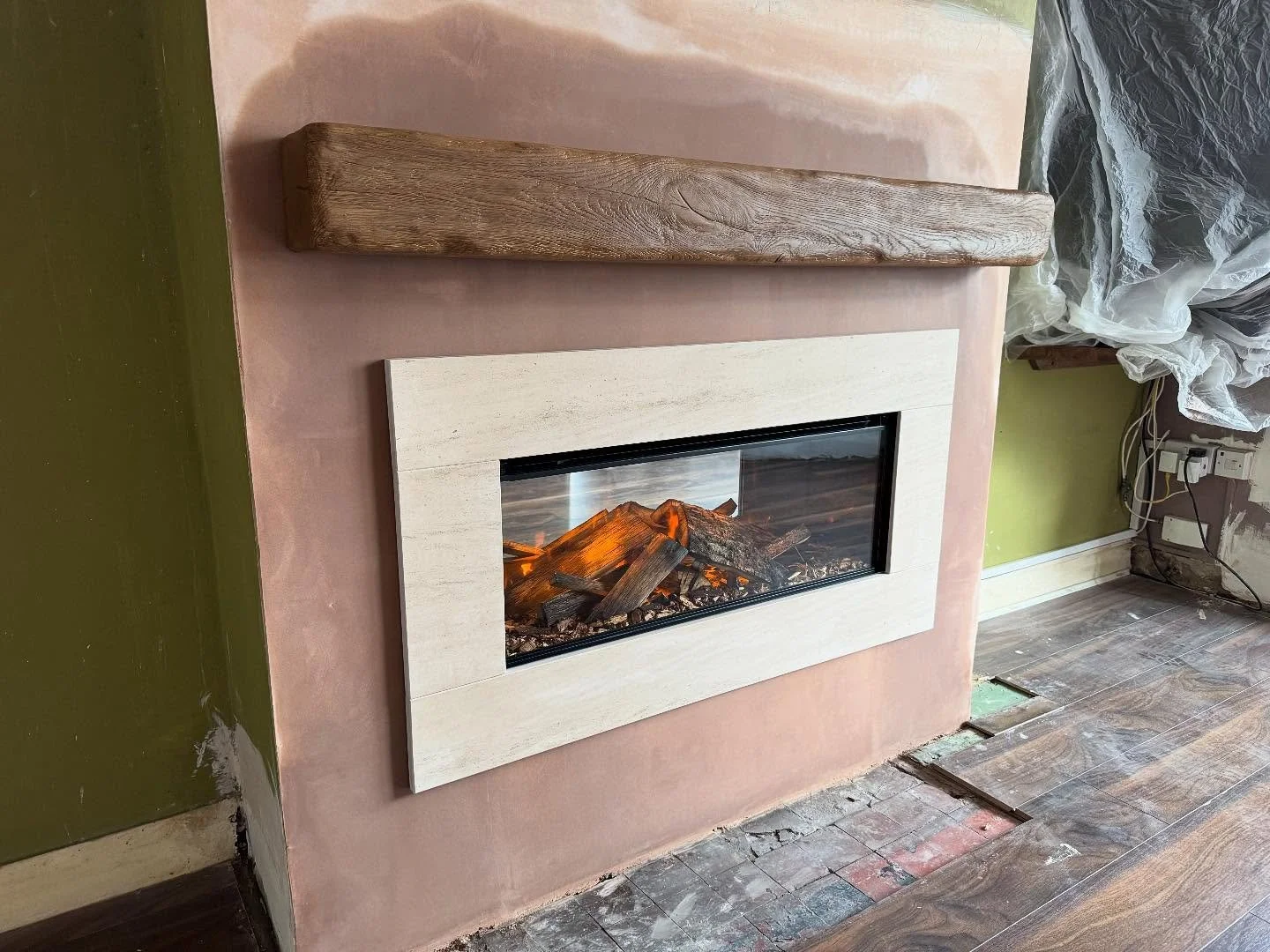 🔥 Fresh install of the British Fires 870 🔥
Finished with limestone slips and a rustic wooden-effect beam for that perfect blend of classic and contemporary.
We sorted the loose brickwork and plastered where needed to bring it all together seamlessl