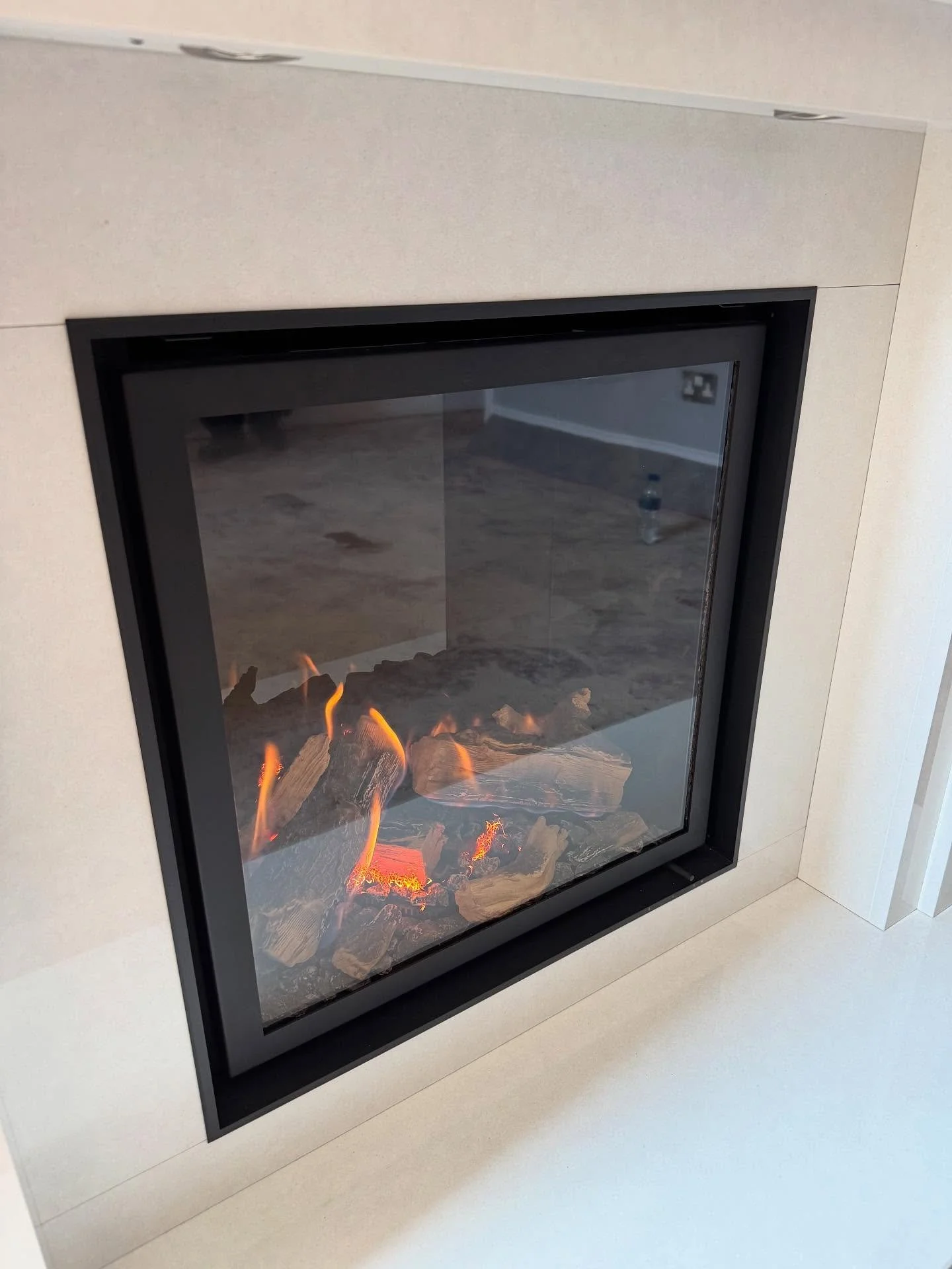 🔥 Another stunning install complete! We&rsquo;ve just fitted the ever-popular Ravel 600 gas fire and fireplace &ndash; and it looks absolutely brilliant. Supplied by the team at Stoke Flame, this setup is the perfect mix of style, warmth, and effici