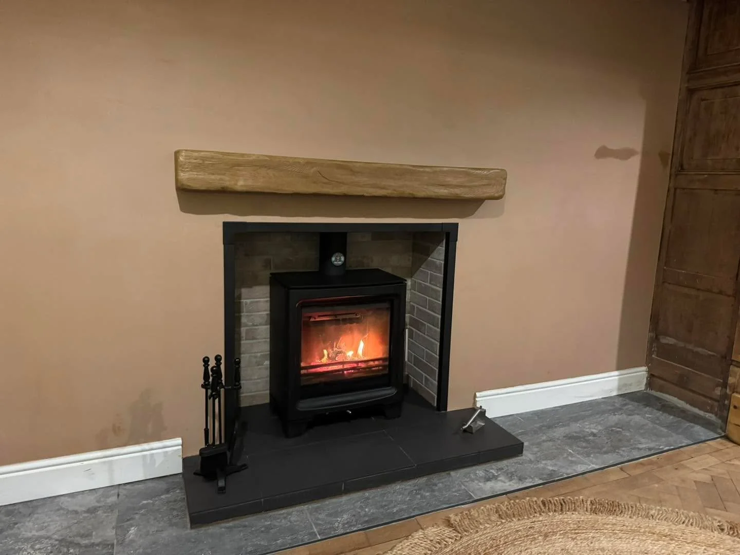 A Purevision BPV5W stove installed to perfection 🔥
Brick-tile chamber, slate-tile hearth, Geocast beam, liner kit and black trim kit all fitted for a clean, modern finish.
We discovered a huge opening once the old fireplace was opened up, so it was 