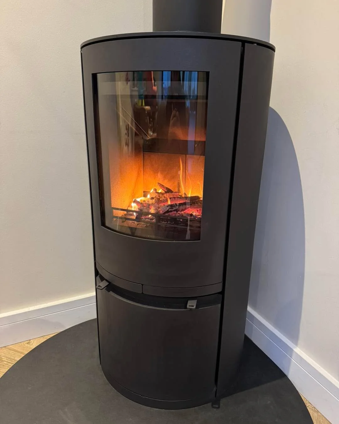 🔥 Fresh install &mdash; Woodford Astbury cylinder stove with twin wall flue, sitting beautifully on a Brazilian slate tear drop hearth. Only 50mm clearance to combustibles!
DM for quotes and enquiries.

#WoodfordAstbury #StoveInstall #LogBurner #HET