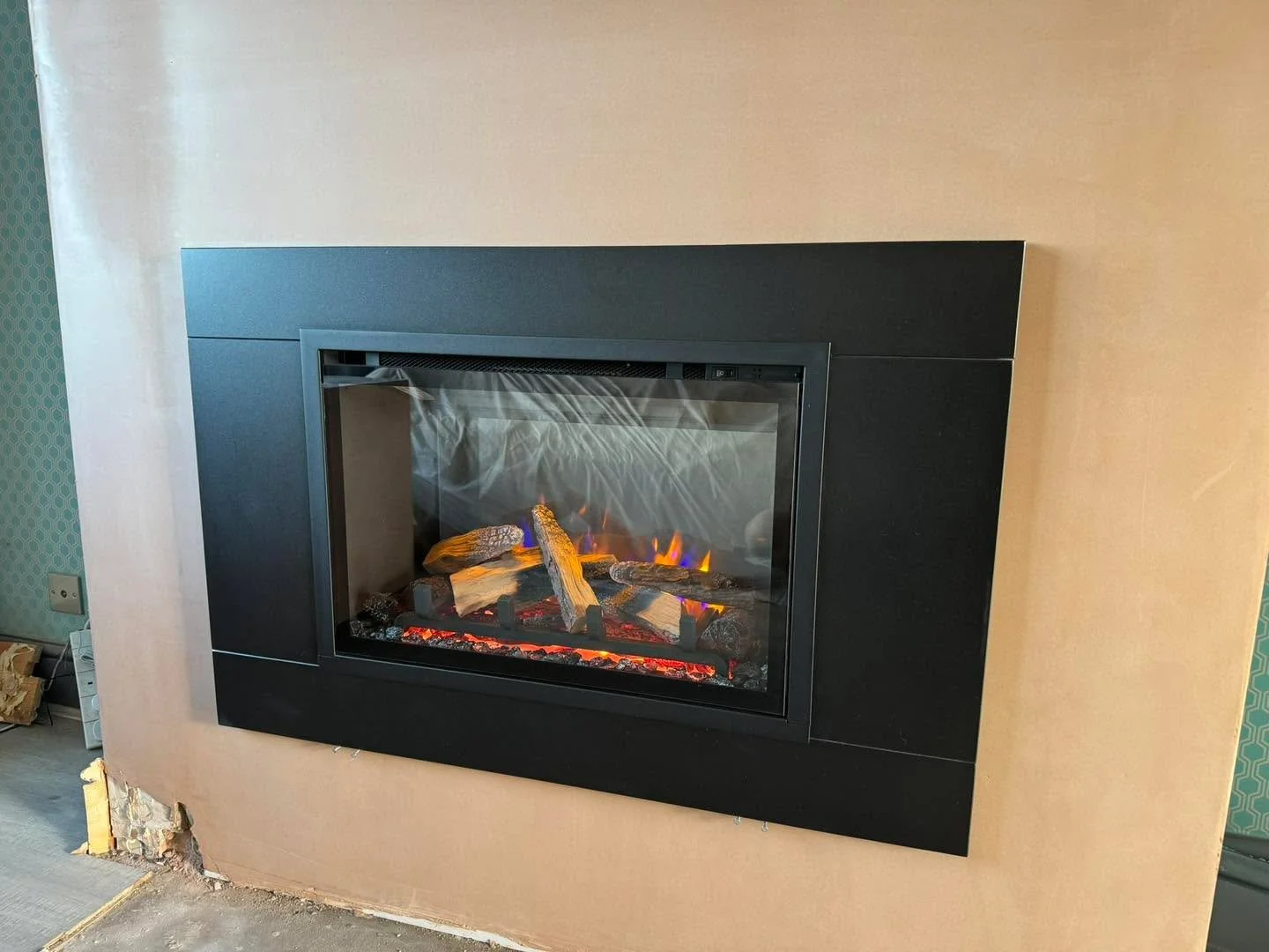 ⚡️ Gazco eMotiv 640 electric fire with honed granite slips 🔥
Old fireplace out, opening bricked up, altered and all freshly plastered &mdash; now looking clean and modern 👌

DM for quotes or more info! 💬

#GazcoFire #ElectricFireplace #FireplaceMa