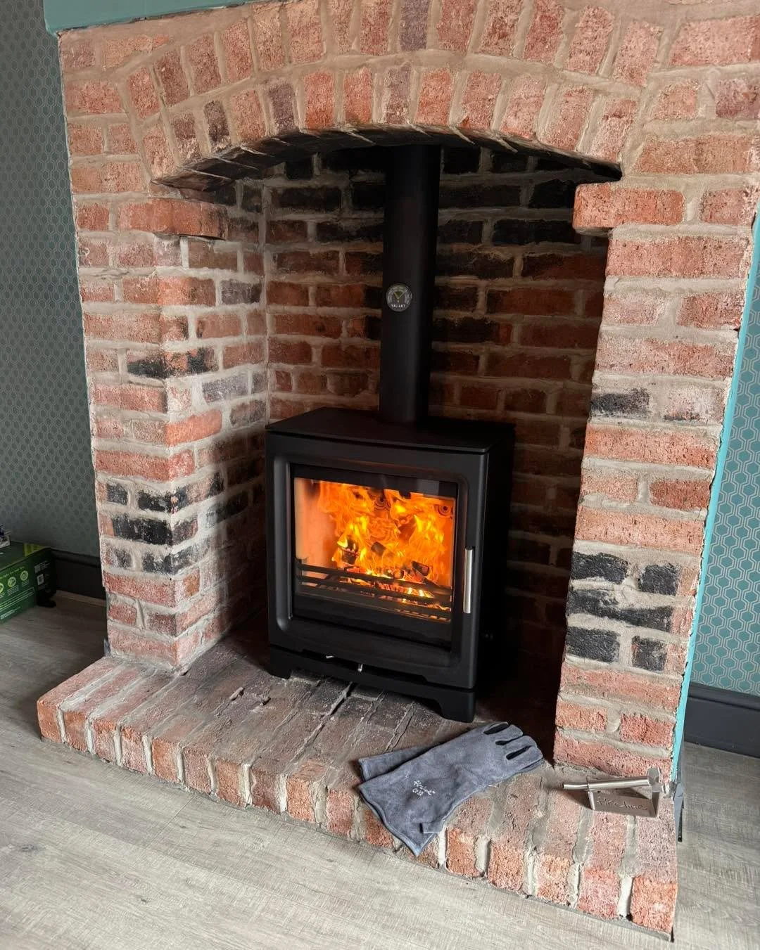 🔥 Purevision BPV5W stove with liner kit all fitted and ready for the cold nights ahead! ❄️
Perfect control, great heat, and looks spot on 👌

DM for quotes or more info! 💬

#PurevisionStove #LogBurner #WoodBurner #CosyVibes #WinterReady #HomeHeatin