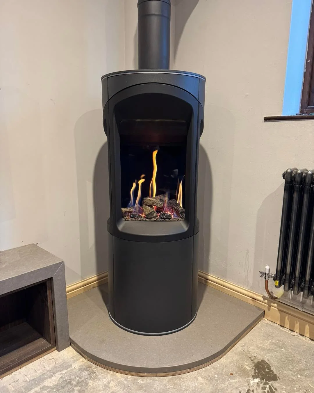 Installed an Onyx Liv3 today, supplied by Stoke Flame, fitted neatly into a corner with a balanced flue kit.
Those flames though&hellip; 🔥

#OnyxLiv3 #FireplaceInstall #GasFire #CornerFireplace #FlameGoals