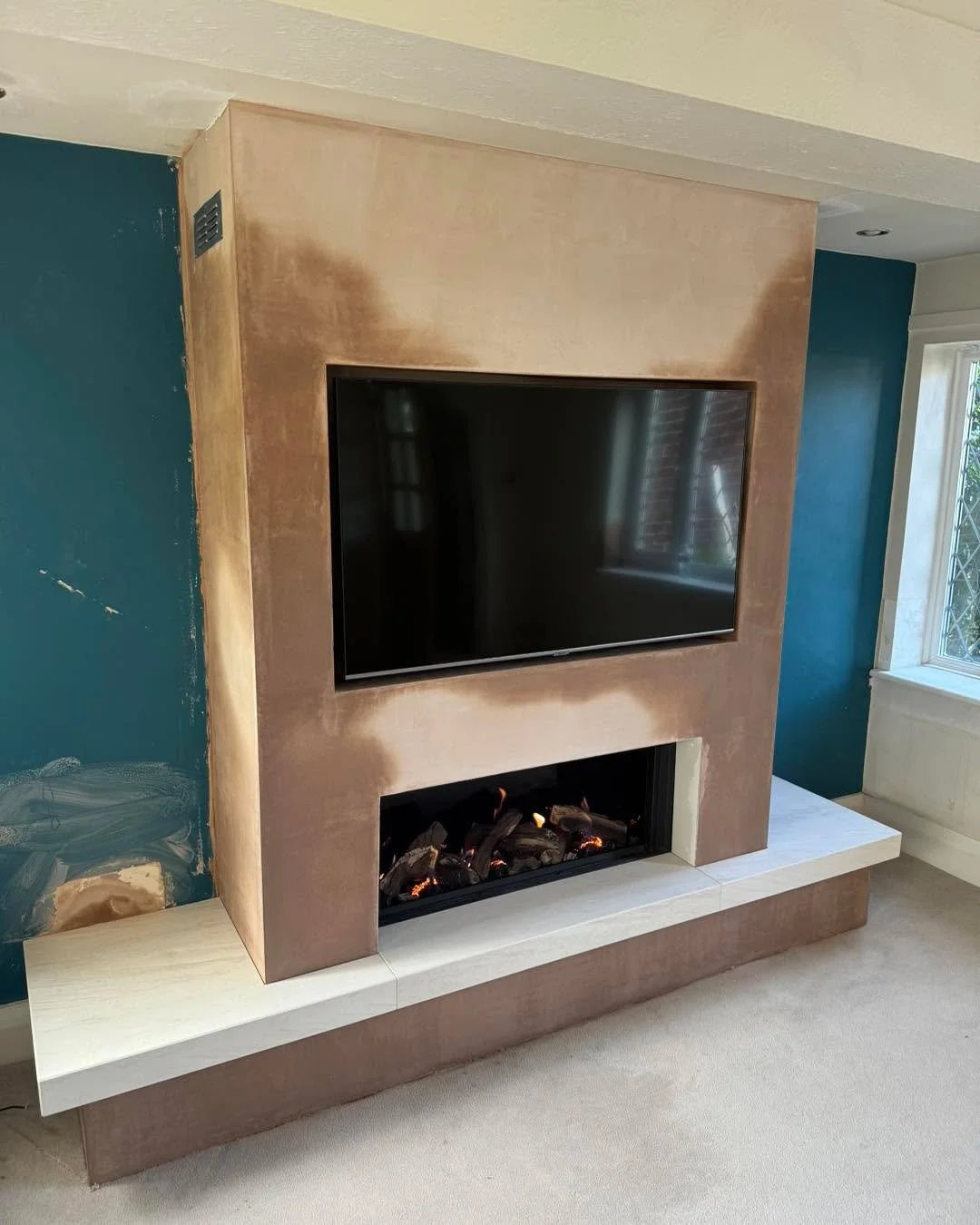 Nice and simple&hellip; and it looks 🔥
Onyx Avanti 85 with a limestone finish.

📩 Message us for quotes

#FireplaceInspo #MediaWall #InteriorStyleUK #HomeDesignIdeas #FeatureWall #LivingRoomInspo #ModernInteriors #UKInteriors