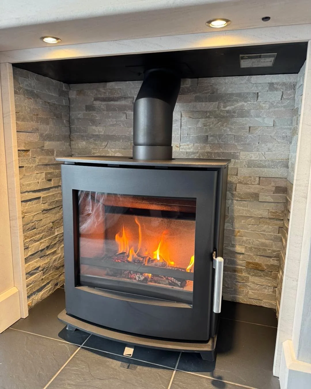 Recent install completed ✔️

The Pevex Newbourne 40FS paired perfectly with this limestone surround and tiled finish. 

Clean finish, efficient heat, and a proper upgrade to the room.

 #StoveInstall #FireplaceDesign #RenovationProject #CosyLiving #T