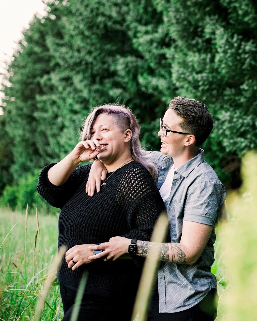 Love looks good in every season. 🍂
We had the sweetest time capturing this couple’s portraits 😍
Stop by the Kodiak Women’s Show today at the Afognak Center on Near Island (10 AM–4 PM) to meet the founder of Sea + Spruce Studios a