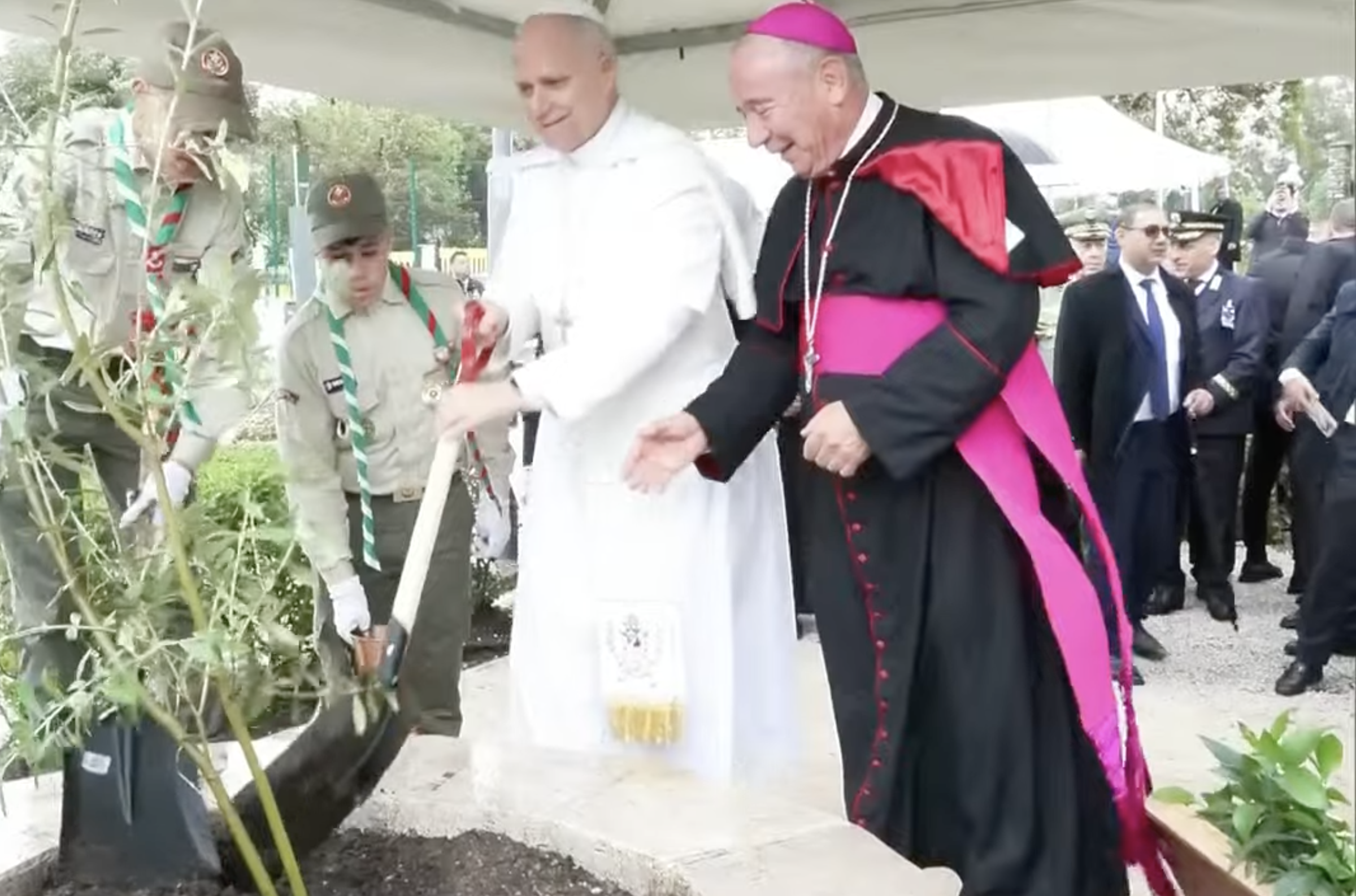 Le Pape Léon XIV plante un "“arbre de la paix” sur le site archéologique d’Hippone, le 14 avril 2026