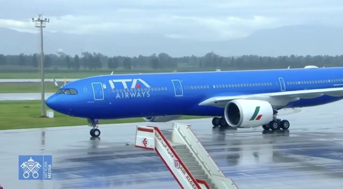 L'avion du Pape à son atterrissage à Alger le 13 avril 2026
