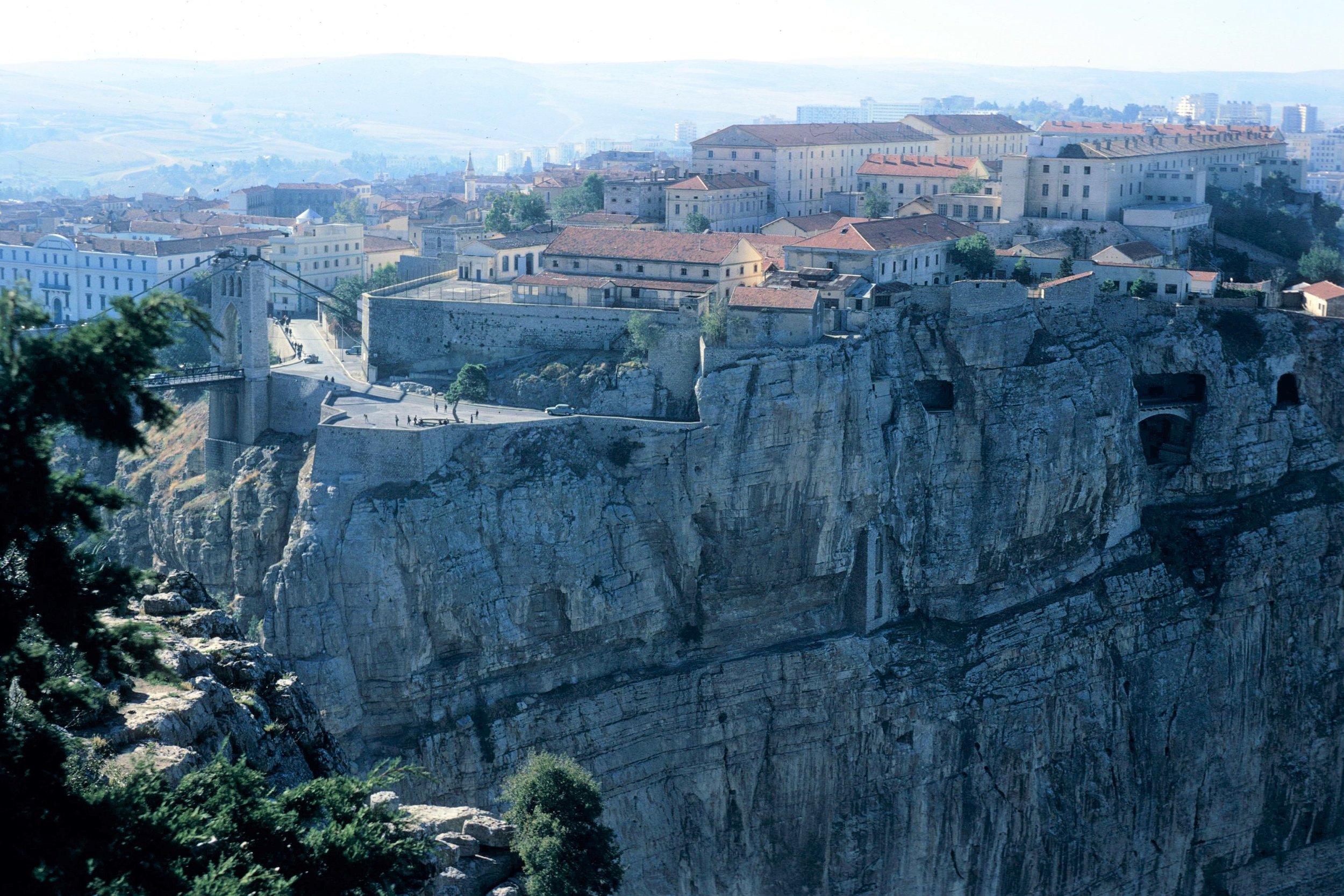 La ville algérienne de Constantine, construite sur un rocher et traversée par des ponts, dont celui de Sidi M’Cid au loin (Crédit : Paebi, Creative Commons Attribution-Share Alike 4.0 International)