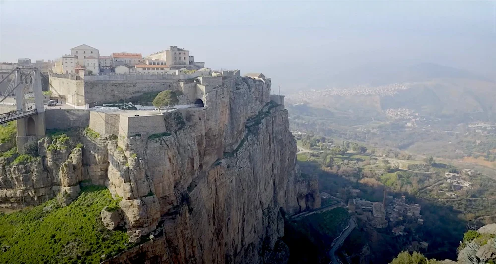 Vieille ville de Constantine — maisons perchées sur les falaises