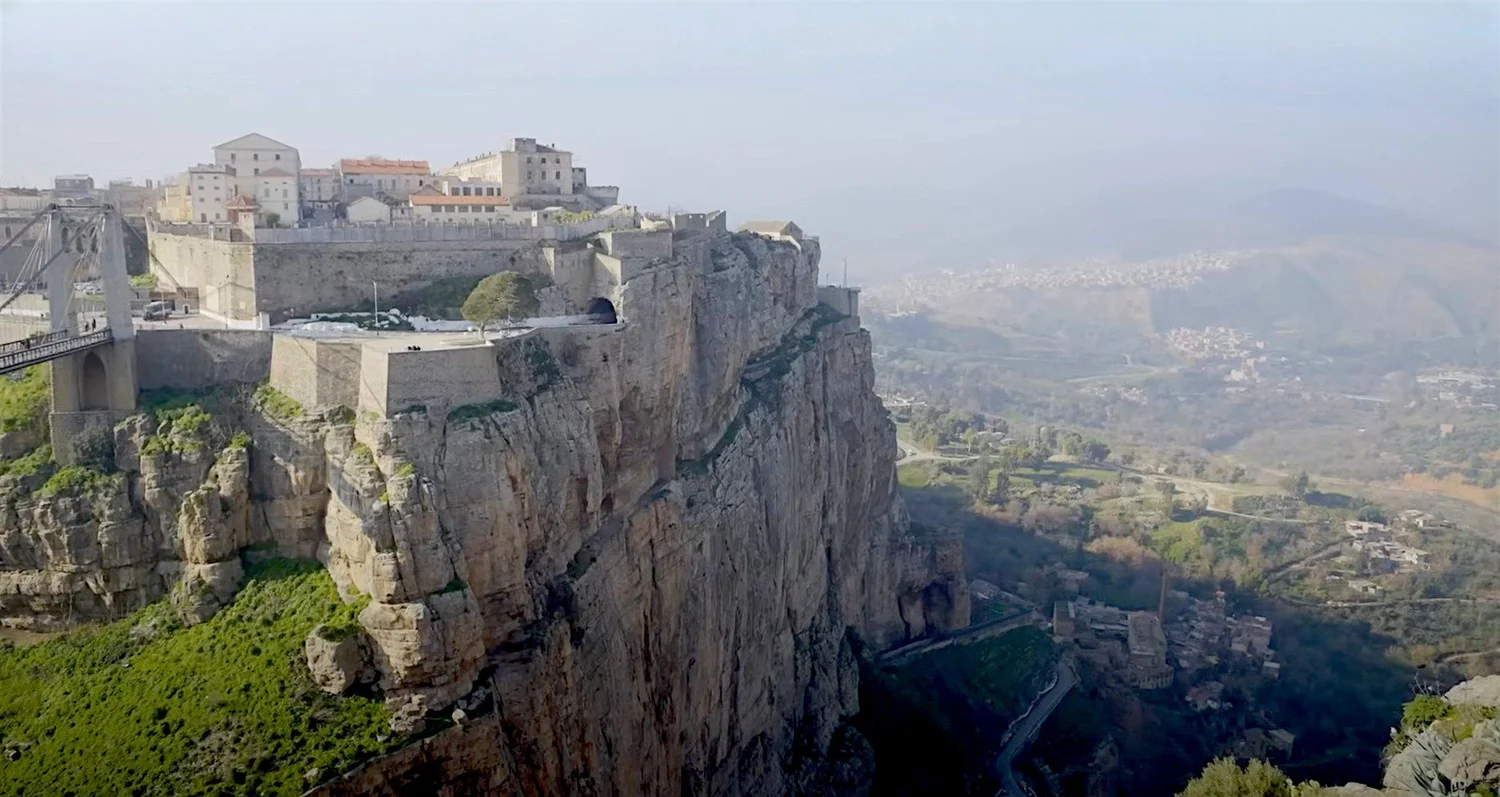 Constantine — ancienne cité perchée, maisons sur le rocher