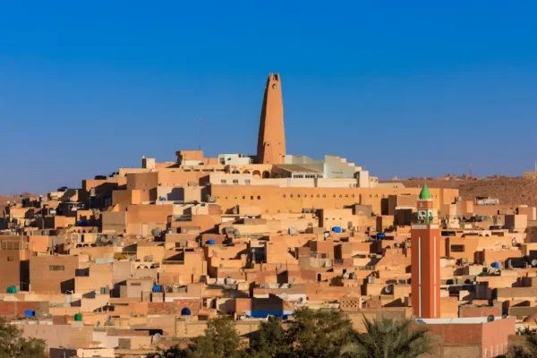Vieille ville de Ghardaïa — minaret et ruelles