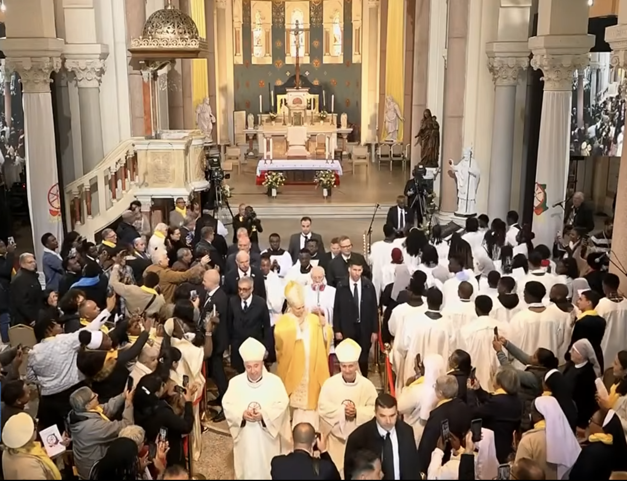 Le Pape Léon XIV quitte la basilique Saint Augustin d’Annaba après y avoir présidé une messe, le 14 avril 2026