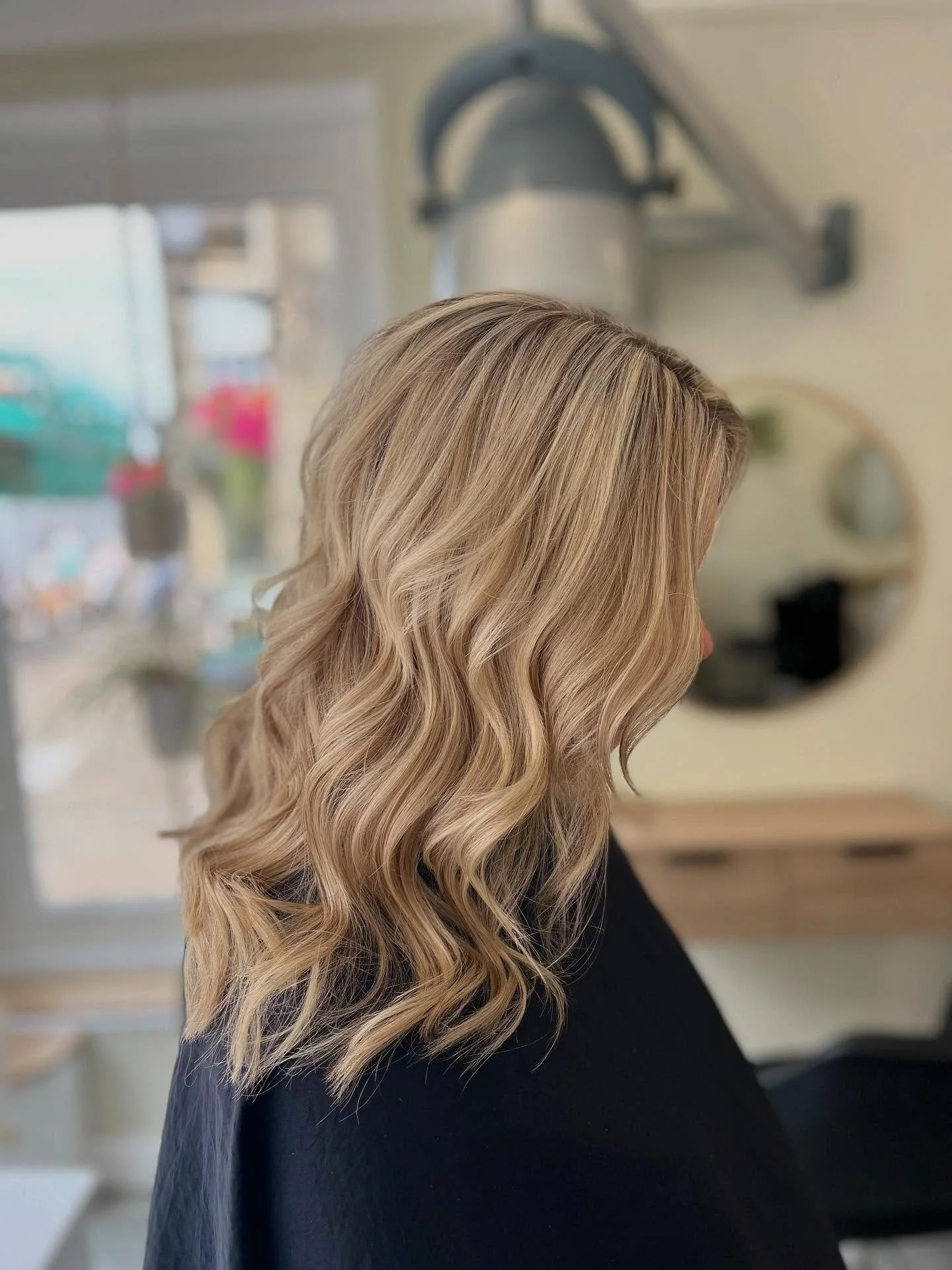 Fresh blonde, fresh cut &mdash; just in time for a big birthday celebration! ✨💇&zwj;♀️

This lovely client came in looking for a style and colour refresh. The perfect glow-up for a special occasion!

💬 &ldquo;My hair needed a refresh in style and c