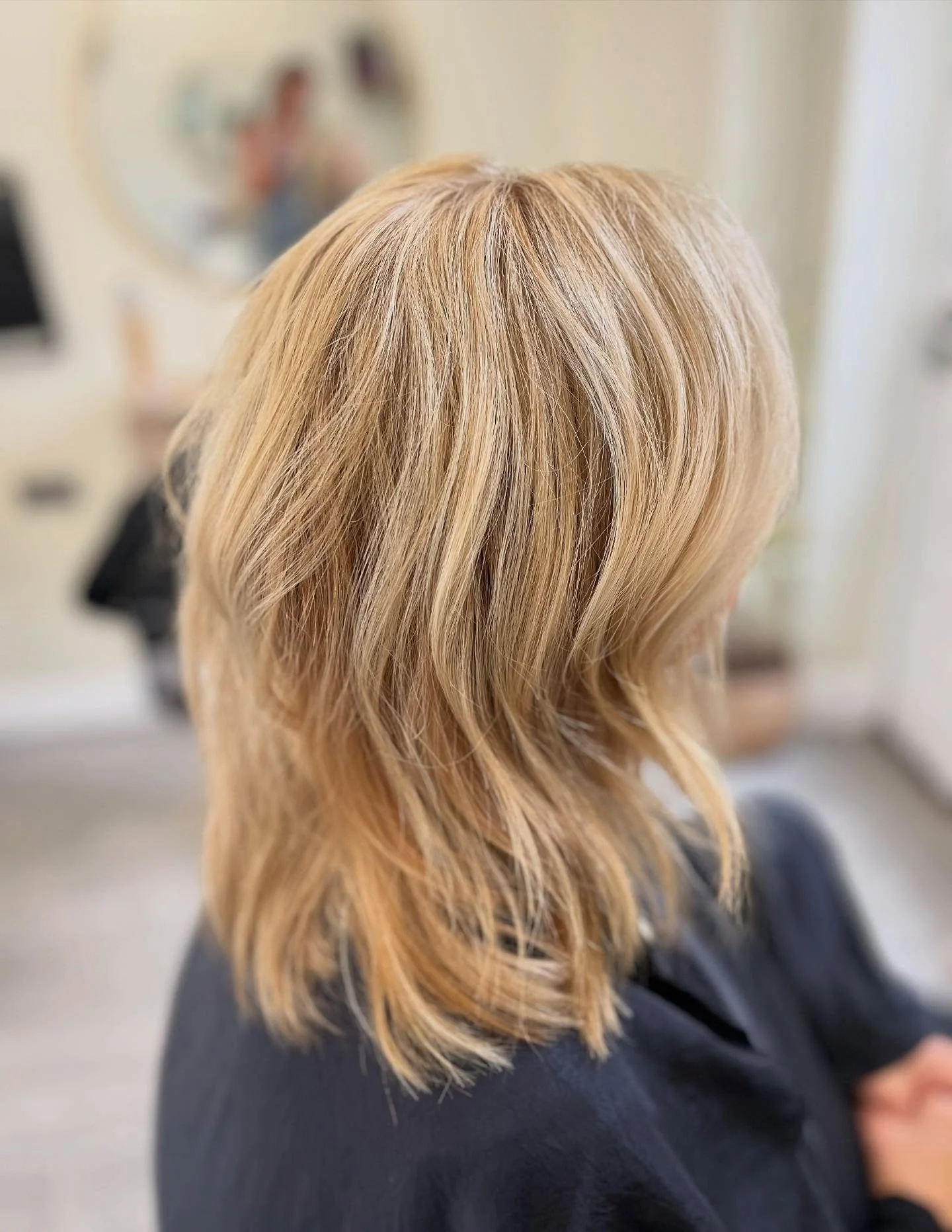 ✨ Refresh your look this summer with a bespoke colour service tailored to you. Whether you&rsquo;re after soft, sun-kissed tones or something bold and vibrant, now is the perfect time to book your appointment.
📅 Secure your spot via the booking butt
