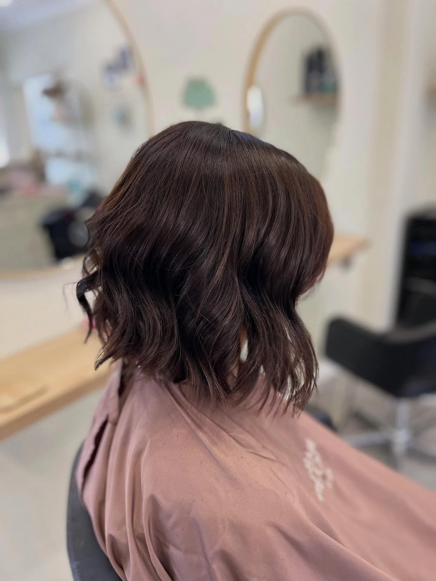 🍂✨ New Season, New Shade ✨🍂
Ready for winter with a rich brunette base and a few soft tonal highlights to add warmth and dimension 🤎
The perfect blend to keep things cosy but still glowing all season long!
.
.
.
#hair #hairdresser #hairsalon #cors