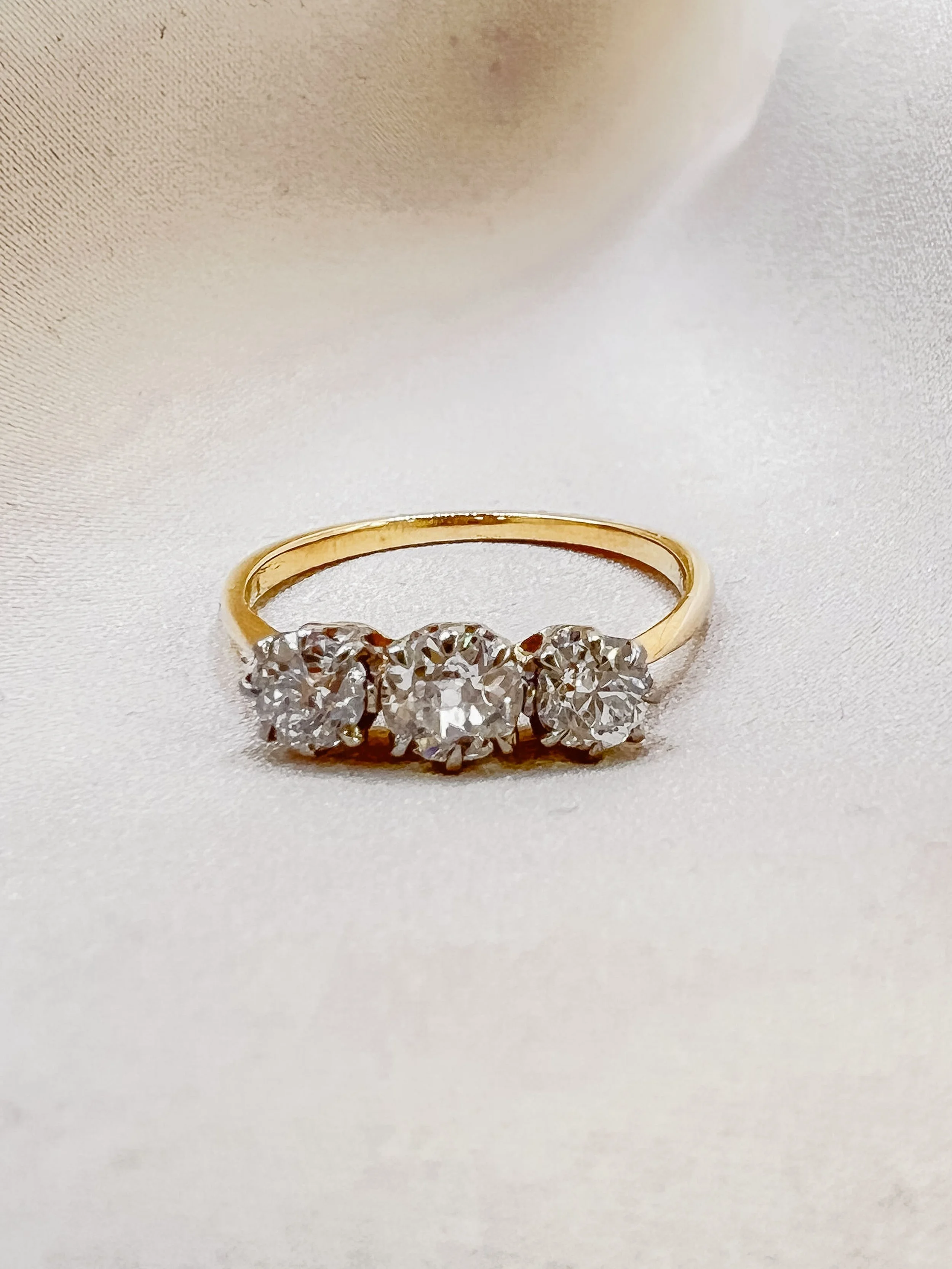 Alicia ring. 18ct gold.