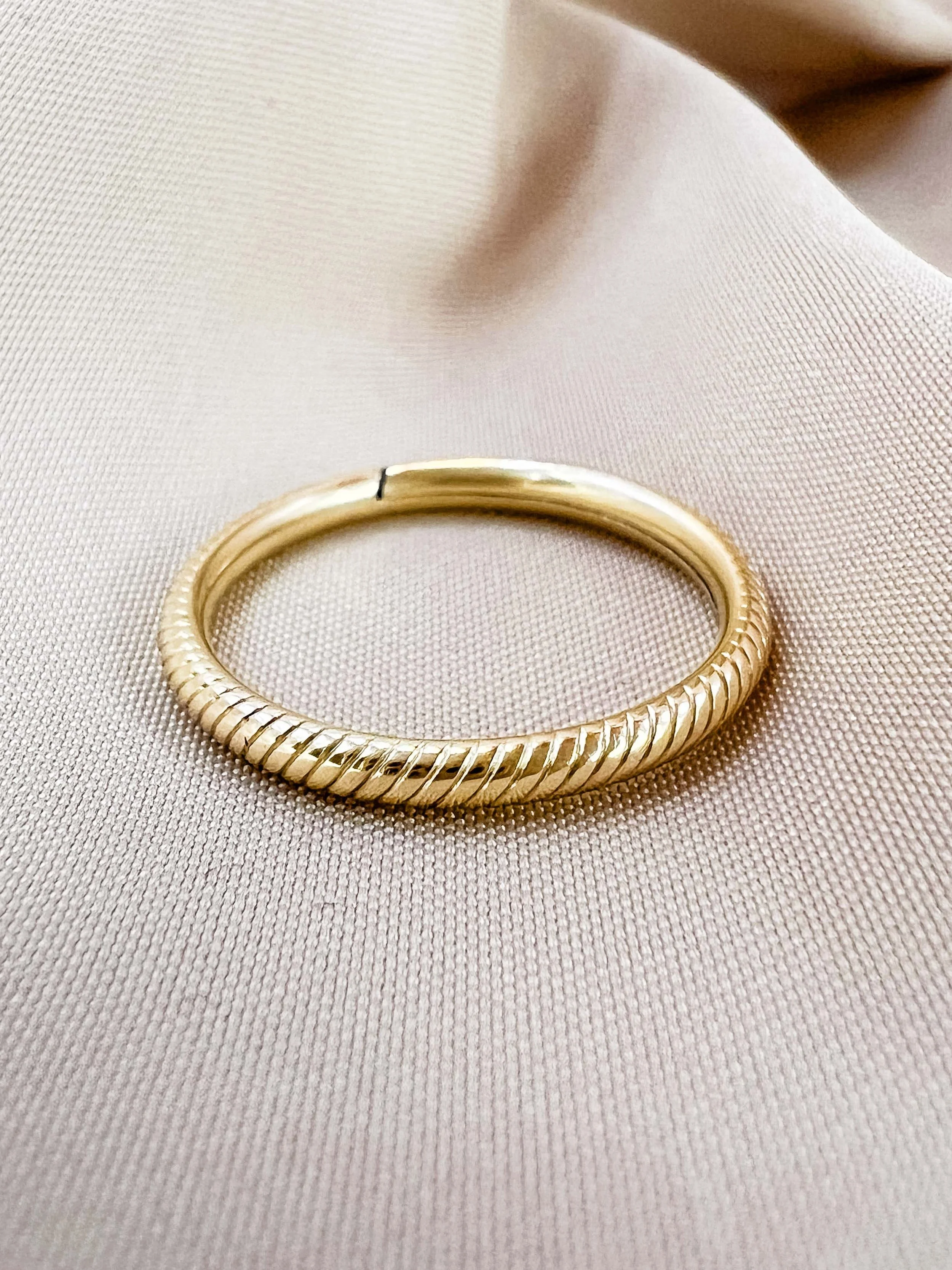 Vintage Split Ring. 9ct gold.