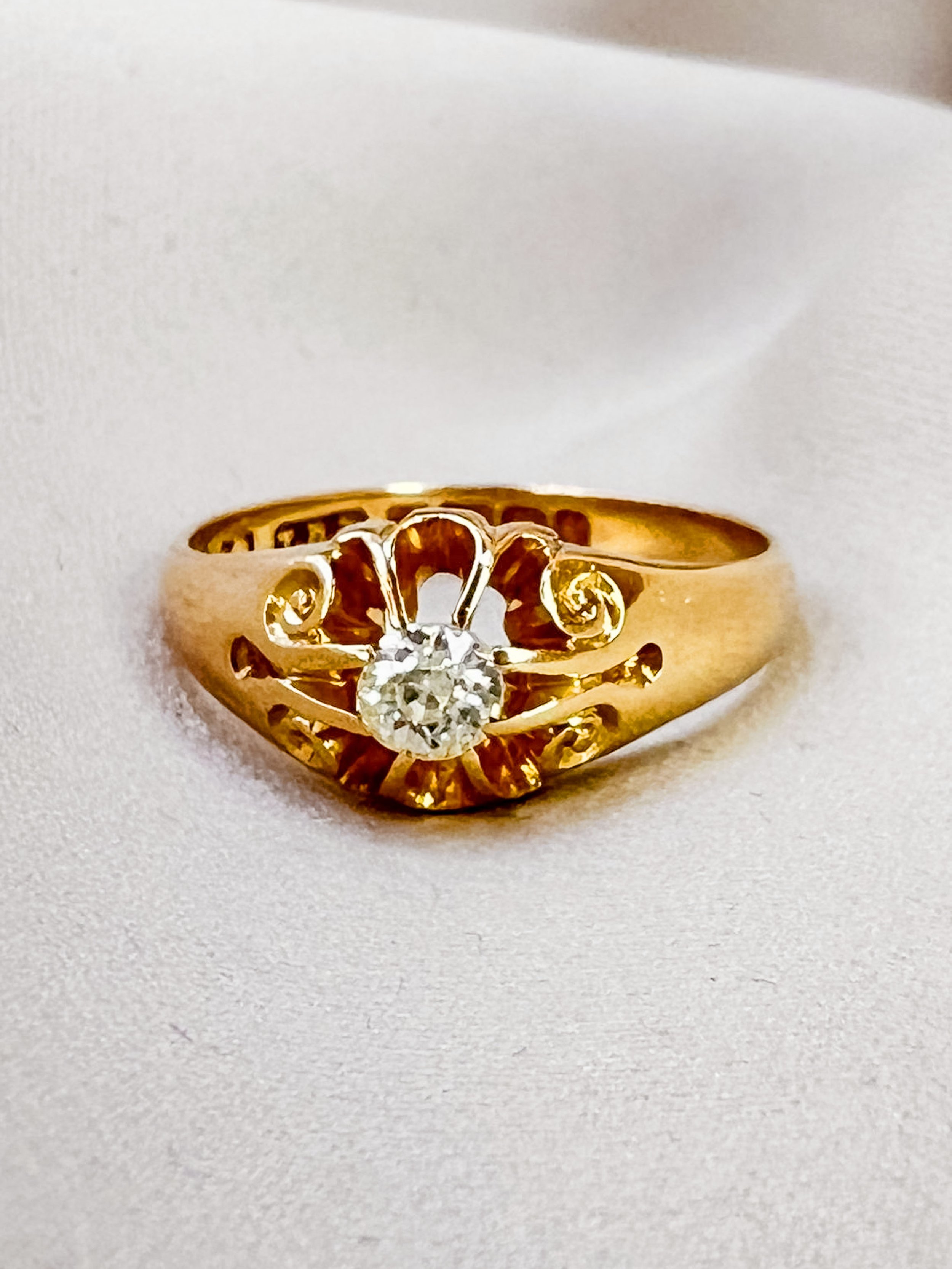 Flora ring. 18ct gold.