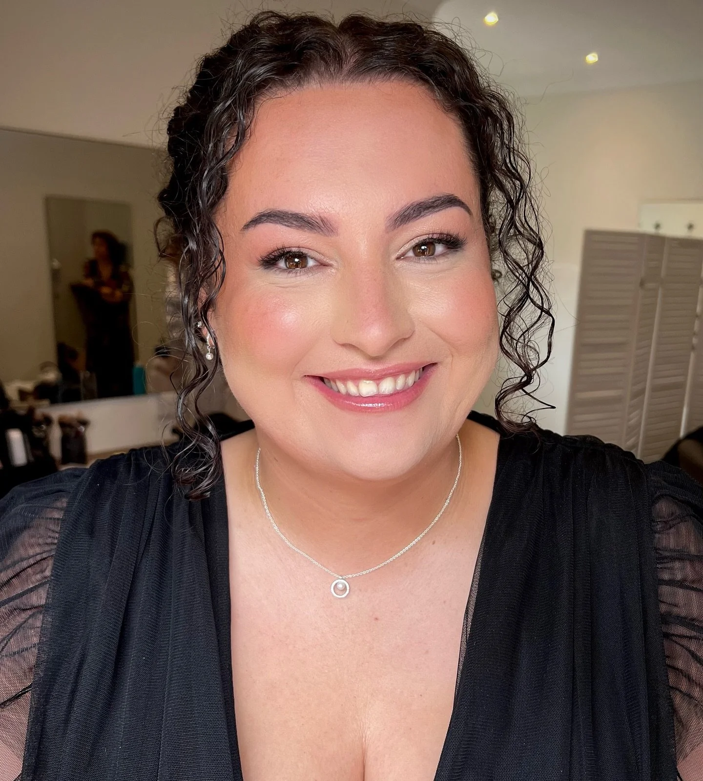 E M I L Y✨

Pink glowy soft glam for the beautiful sister of the bride!💖

Thank you Hannah for choosing me to be part of your lovely wedding morning!🫶🏻