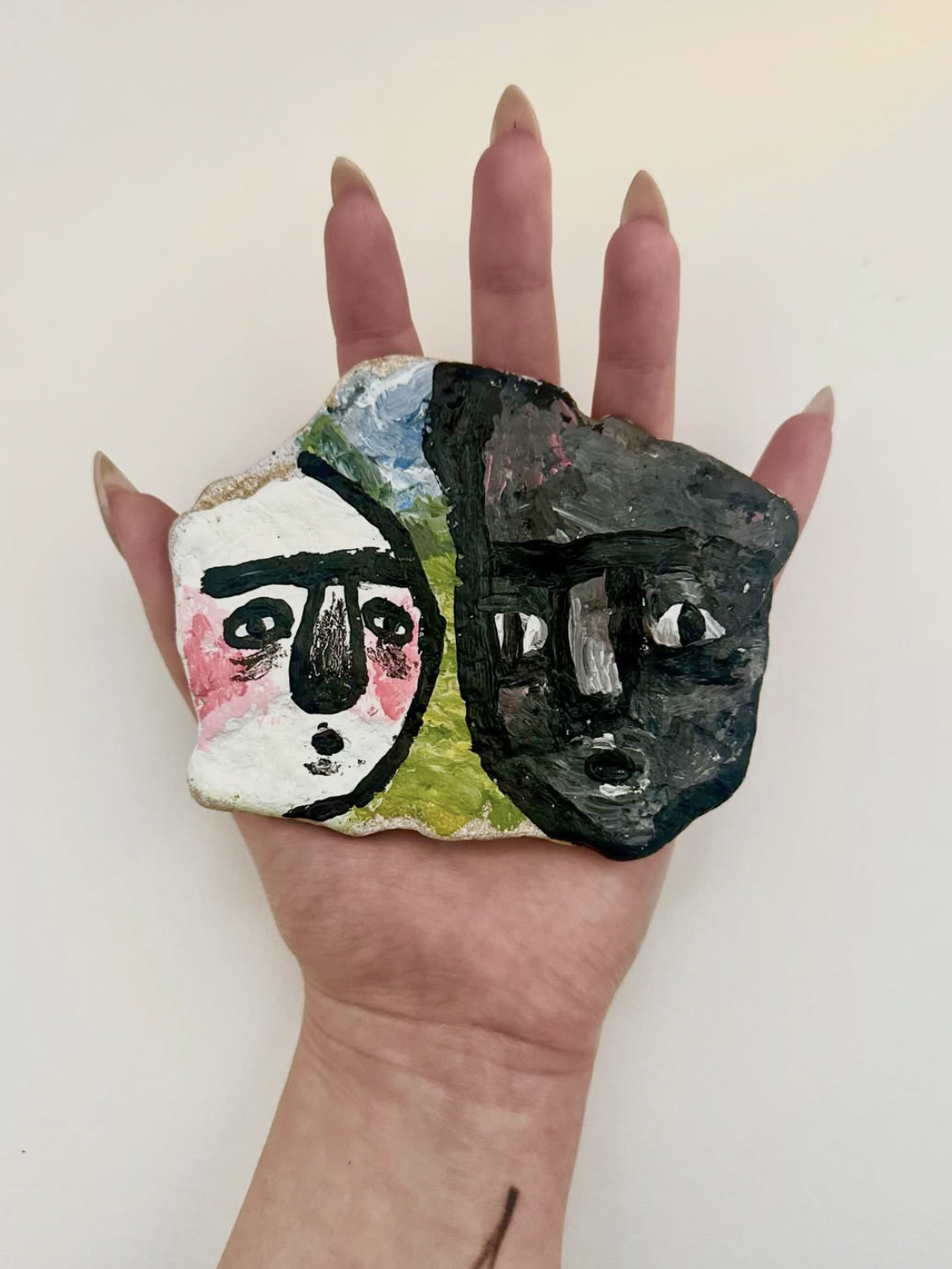 A demon who popped into my head and doesn’t want to depart away
8x10cm acrylic on a stone I found