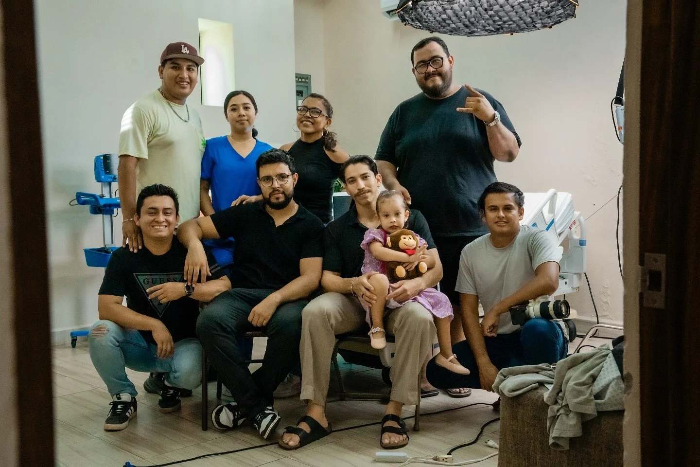 Terminamos de filmar. 🎬
No solo cerramos d&iacute;as de rodaje, cerramos una etapa llena de esfuerzo, risas, retos y mucho coraz&oacute;n. Este equipo se convirti&oacute; en familia, y juntos logramos algo que empez&oacute; como un sue&ntilde;o y ah