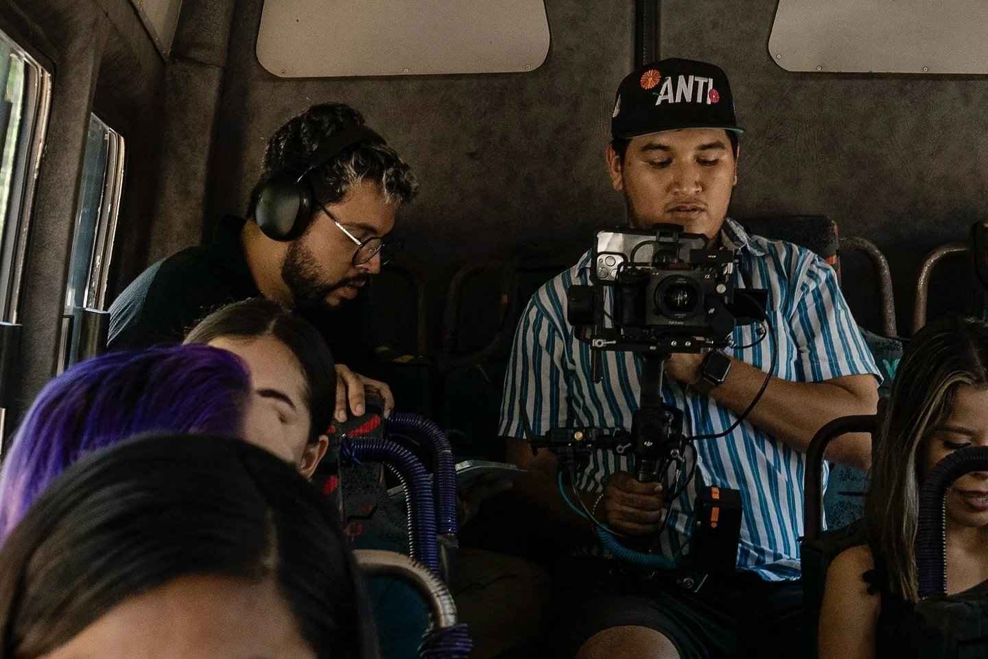 Estamos trabajando duro, s&iacute;&hellip; pero con el coraz&oacute;n puesto y disfrutando estar aqu&iacute;. 🎬🔥
Cada d&iacute;a en el set nos reta, nos ense&ntilde;a y nos une m&aacute;s como equipo.
Nos emociona ver c&oacute;mo todo va tomando fo