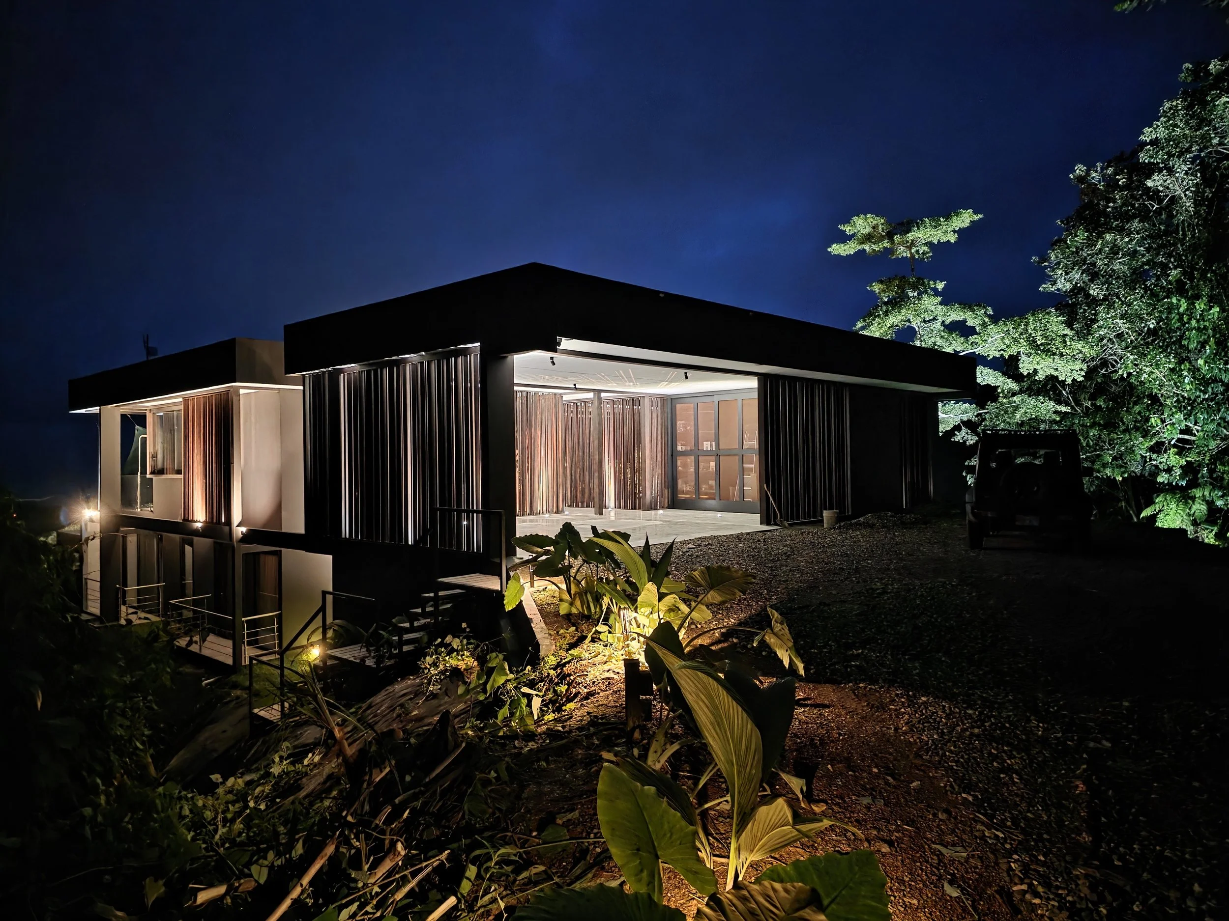 An unsuspicious arrival to the house at night