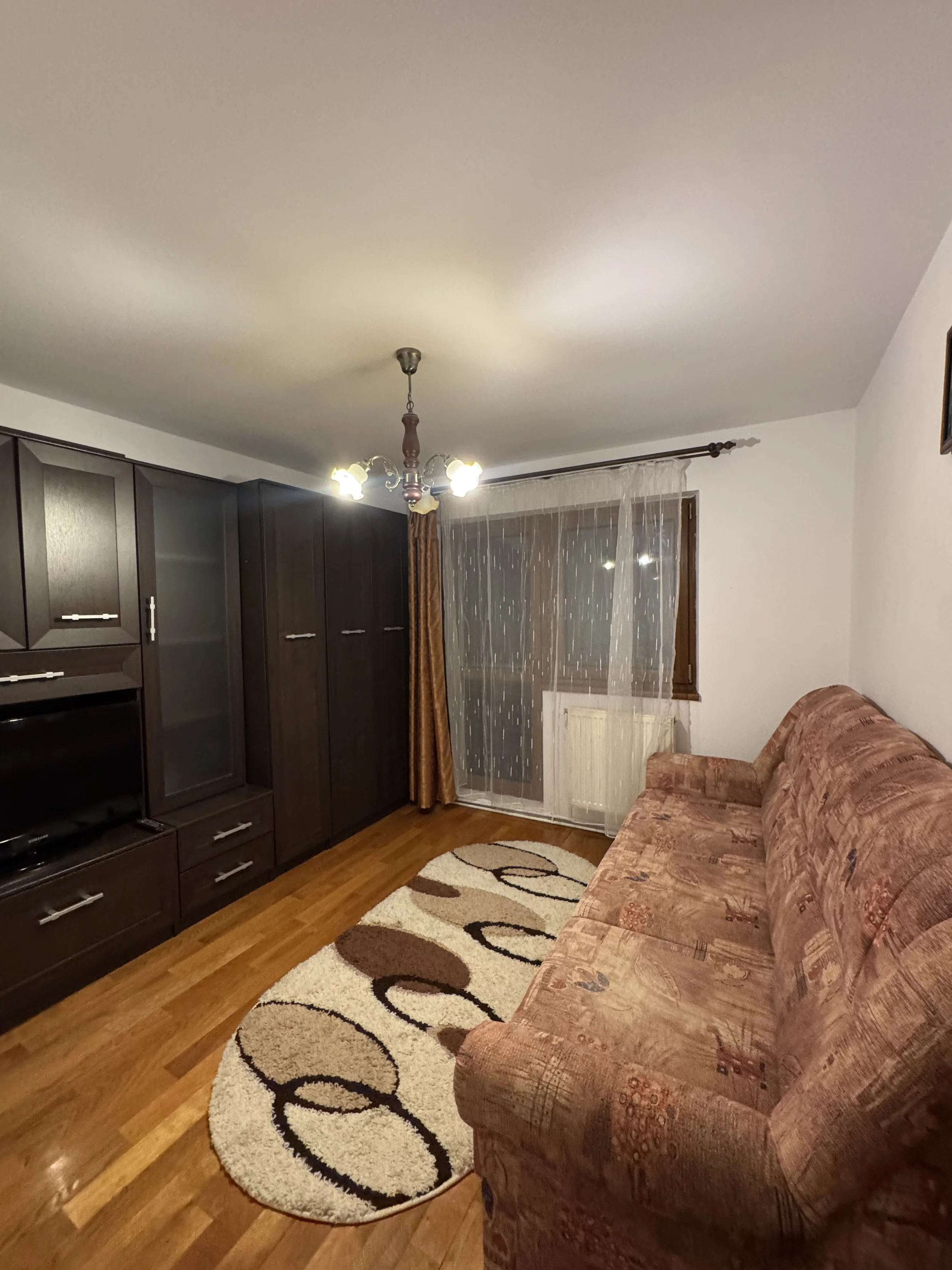 ÎNCHIRIAT Apartament 3 camere - 1500 ron