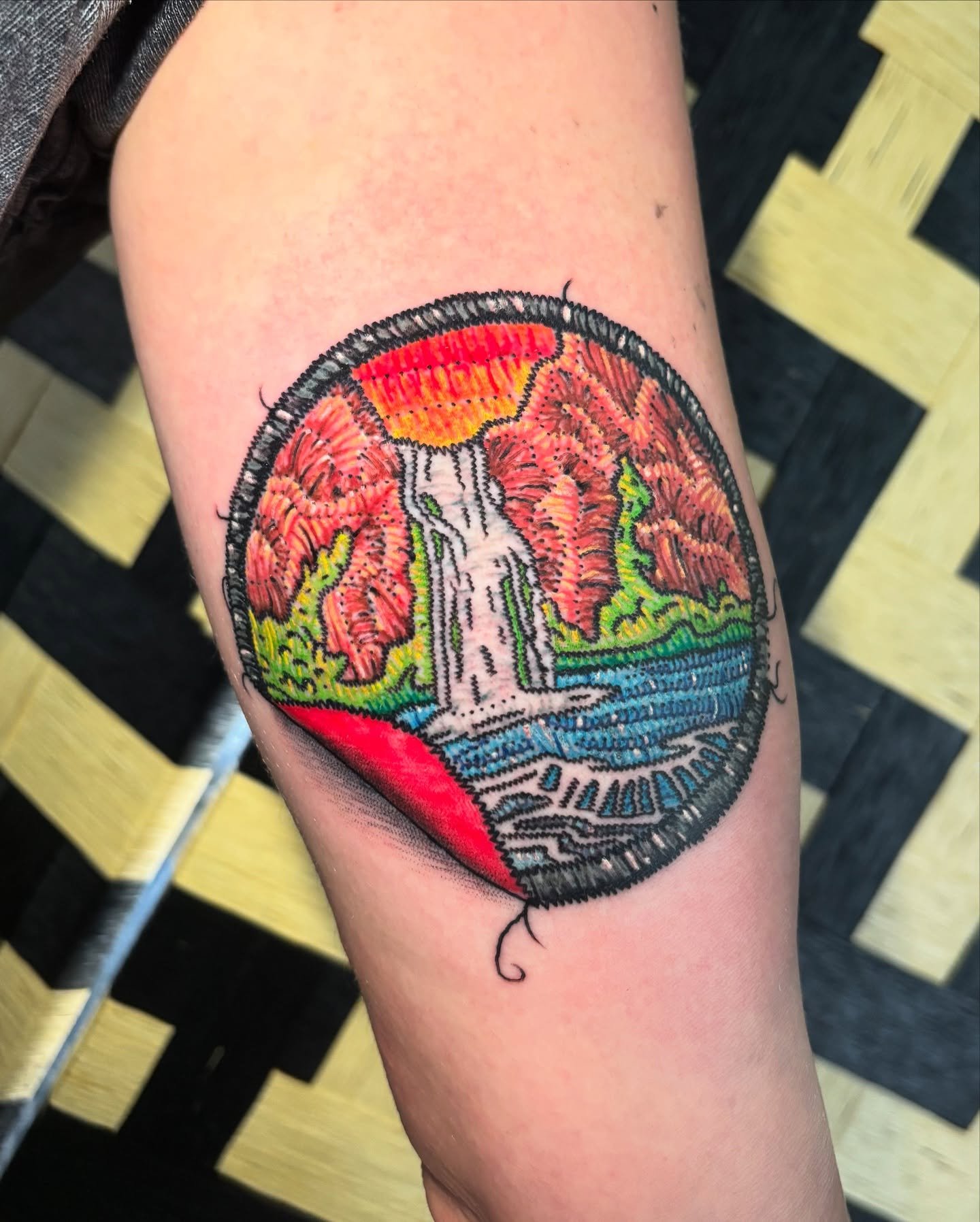 A patch of a waterfall. If this isn’t proof that you can get a patch or anything, idk what is.
.
Thank you for letting me do this Allie! I really love doing these, bring me your craziest ideas.
.
Done at @mehndiandmarked
@neogripsusa
.
Thank